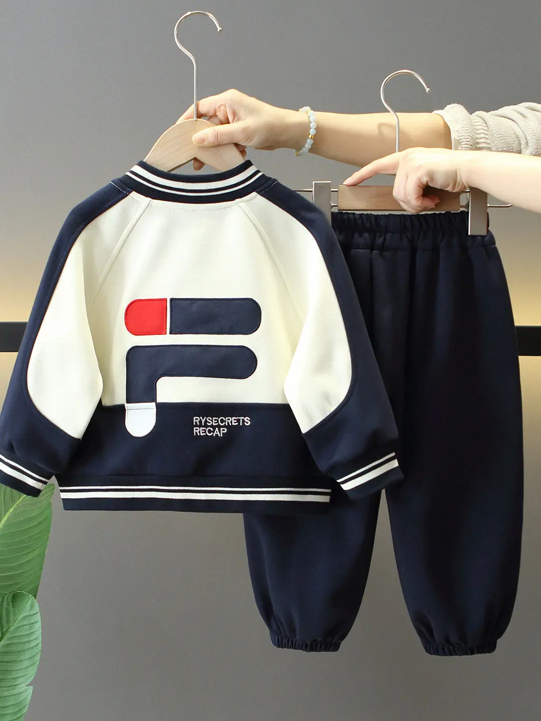 Spring Baseball orm Set for Boys Trendy Sports Clothes Baby Two-Piece Suit Cotton Long Sve Jaet And Long Pants
Spring Baseball orm Set for Boys Trendy Sports Clothes Baby Two-Piece Suit Cotton Long Sve Jaet And Long Pants