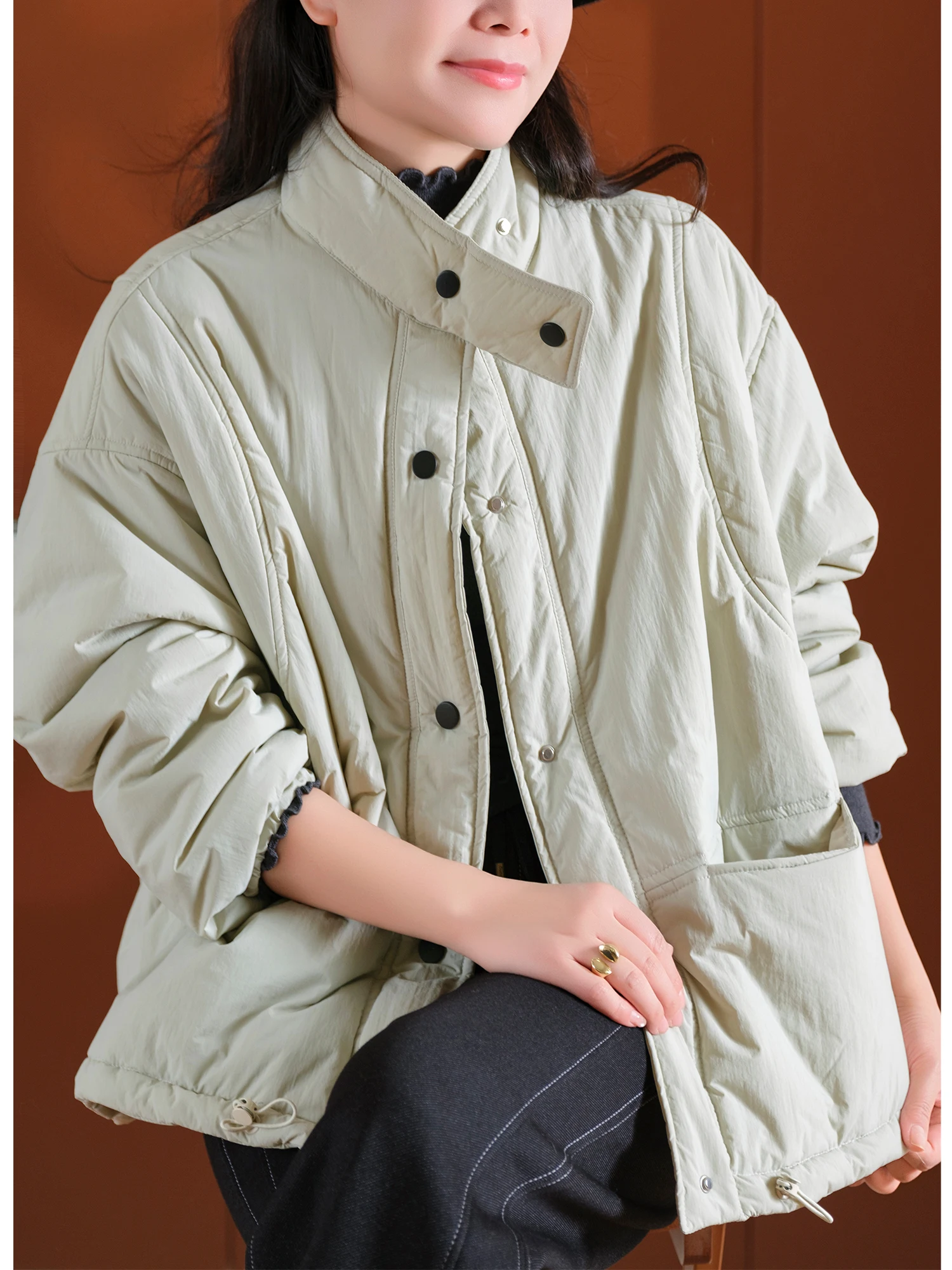 Soft Texture Cotton Jaet Stand Collar Adjustable Hem Elastic Closure Long Sve Women's Faion Winter Coat Regular Fit
Soft Texture Cotton Jaet Stand Collar Adjustable Hem Elastic Closure Long Sve Women's Faion Winter Coat Regular Fit