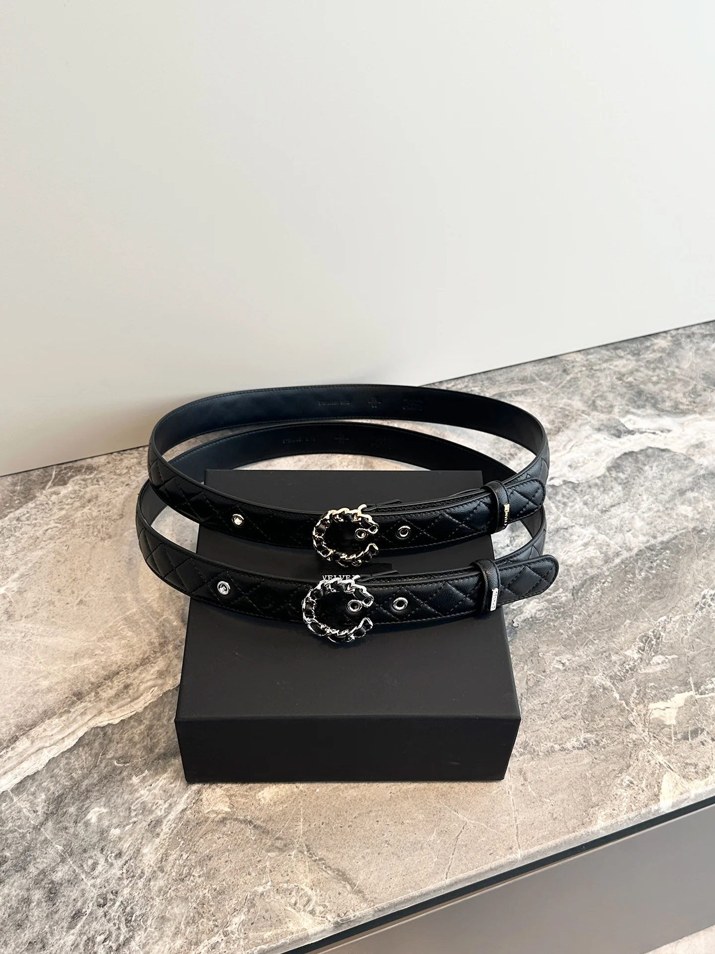 Twelve Vita Classic Chain Letter Metal Buckle Belt Exquisite Texture 26s Diamond Pattern Women's Fashion Accessory
Twelve Vita Classic Chain Letter Metal Buckle Belt Exquisite Texture 26s Diamond Pattern Women's Fashion Accessory