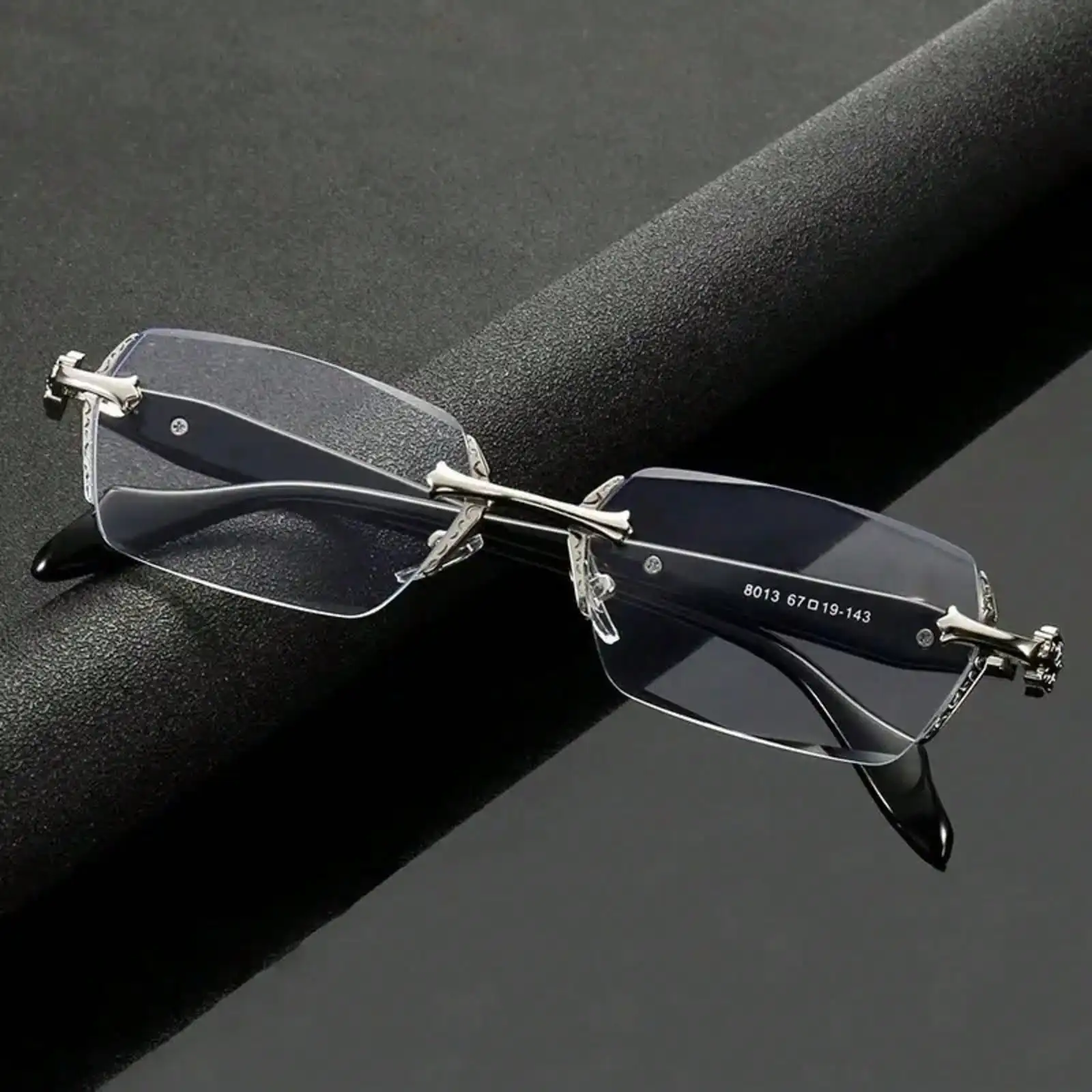 Unisex Ultra-Light Frameless Sunglasses with Diamond-Cut Edges and Metal Temples
Unisex Ultra-Light Frameless Sunglasses with Diamond-Cut Edges and Metal Temples