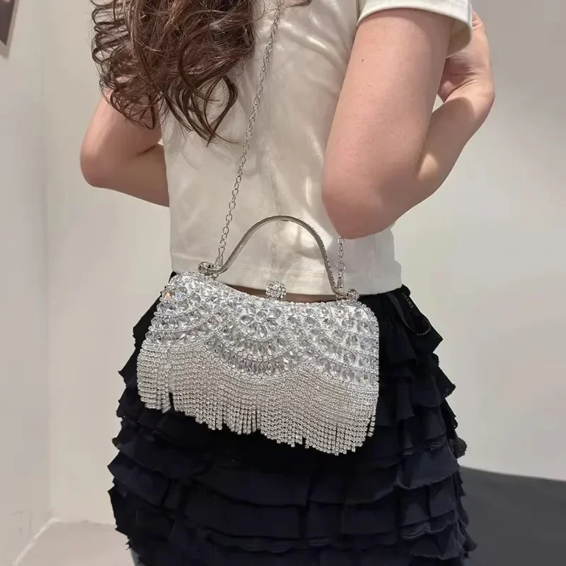 Gold Silver Hasp Super Exquisite Diamonds Frame Handbags Chains Designer New Style Shoulder Bags for Women 2025 Fashion Party
Gold Silver Hasp Super Exquisite Diamonds Frame Handbags Chains Designer New Style Shoulder Bags for Women 2025 Fashion Party