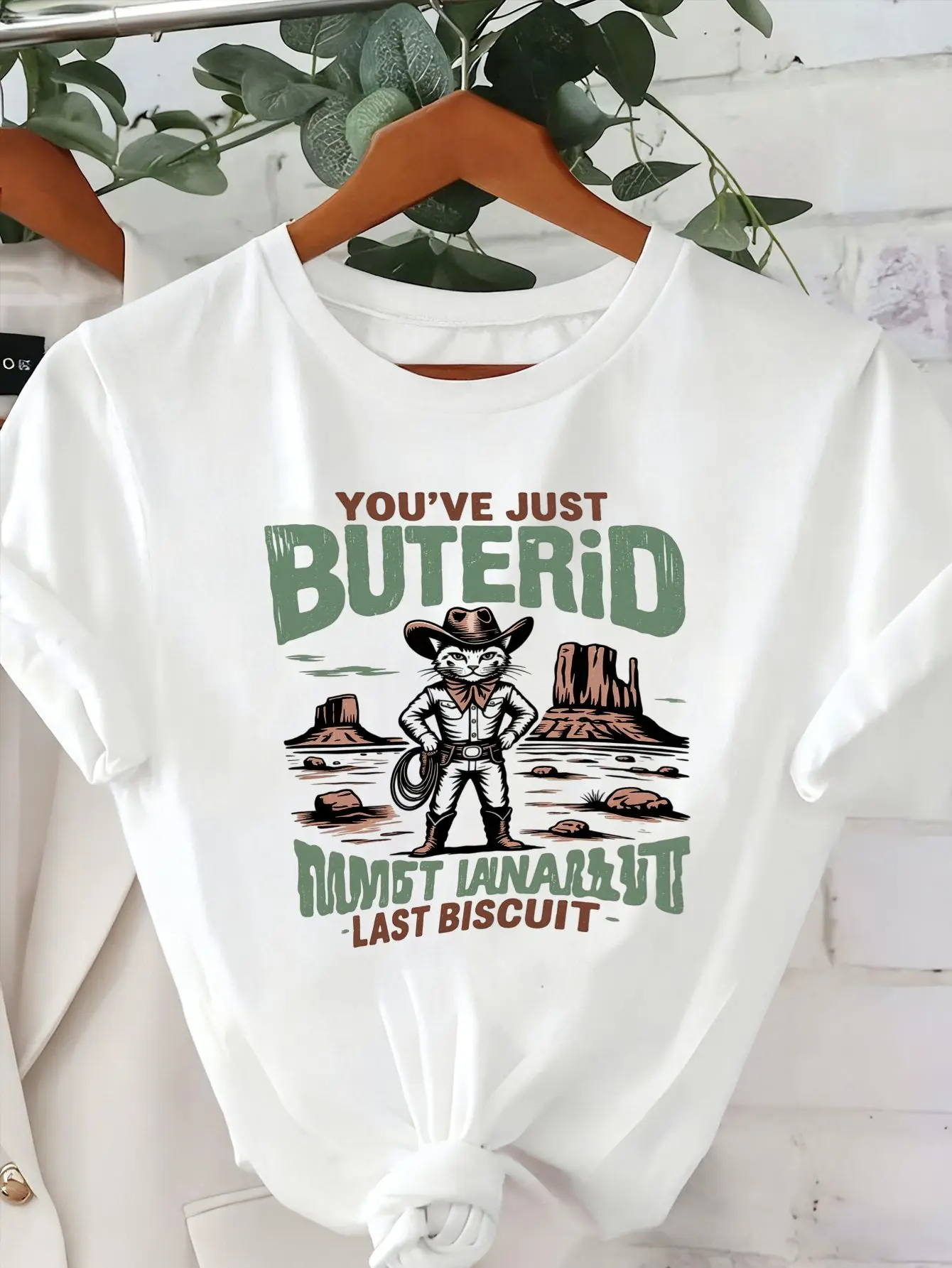 Женская футболка с принтом, повседневная, с коротким рукавом, с изображением мультяшного кота и пустыни, для ежедневной носки, в забавном юмористическом стиле
Женская футболка с принтом, повседневная, с коротким рукавом, с изображением мультяшного кота и пустыни, для ежедневной носки, в забавном юмористическом стиле