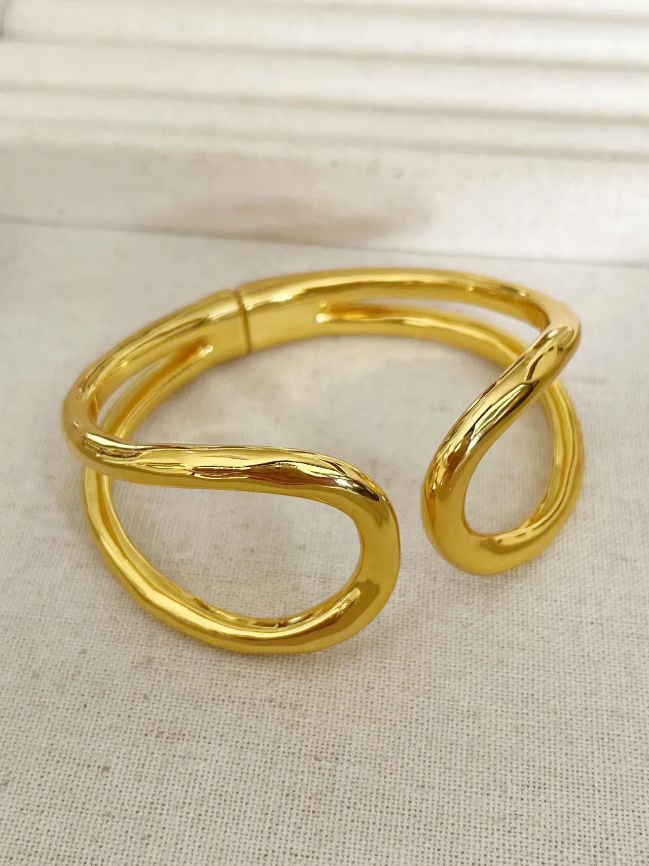 2024 New UNO Spain Popular Creative Design Exquisite Fashion Bracelet Women's Romantic Gift
2024 New UNO Spain Popular Creative Design Exquisite Fashion Bracelet Women's Romantic Gift