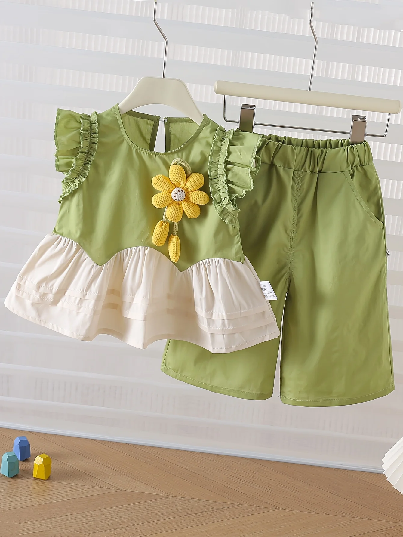 2pcs Girls Outfit: Contrast Color 3D Floral Pullover & Straight-Leg Pants, Lace Cap Sleeve Design,Summer Casual Clothing Set
2pcs Girls Outfit: Contrast Color 3D Floral Pullover & Straight-Leg Pants, Lace Cap Sleeve Design,Summer Casual Clothing Set