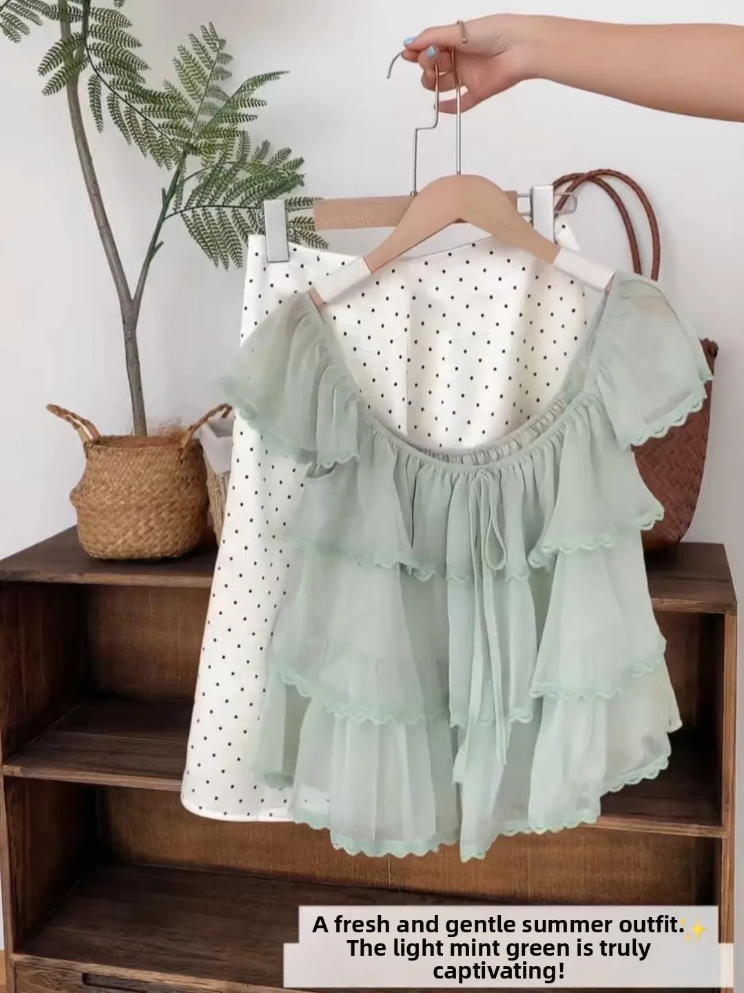 Elegant Unique Lace Trimmed Chiffon Shirt Women's Summer Korean Style Multi-layer Ruffle Doll Shirt Chic Super Fairy Top
Elegant Unique Lace Trimmed Chiffon Shirt Women's Summer Korean Style Multi-layer Ruffle Doll Shirt Chic Super Fairy Top
