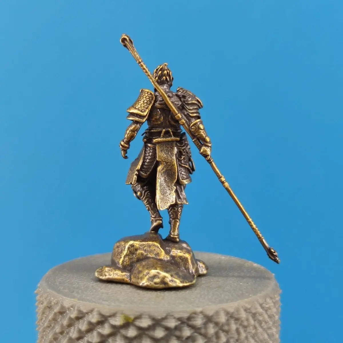 Латунная анимационная модель приливная игра с орнаментом черный миф Wukong Sun Wukong статуя автомобильный живописный орнамент
Латунная анимационная модель приливная игра с орнаментом черный миф Wukong Sun Wukong статуя автомобильный живописный орнамент