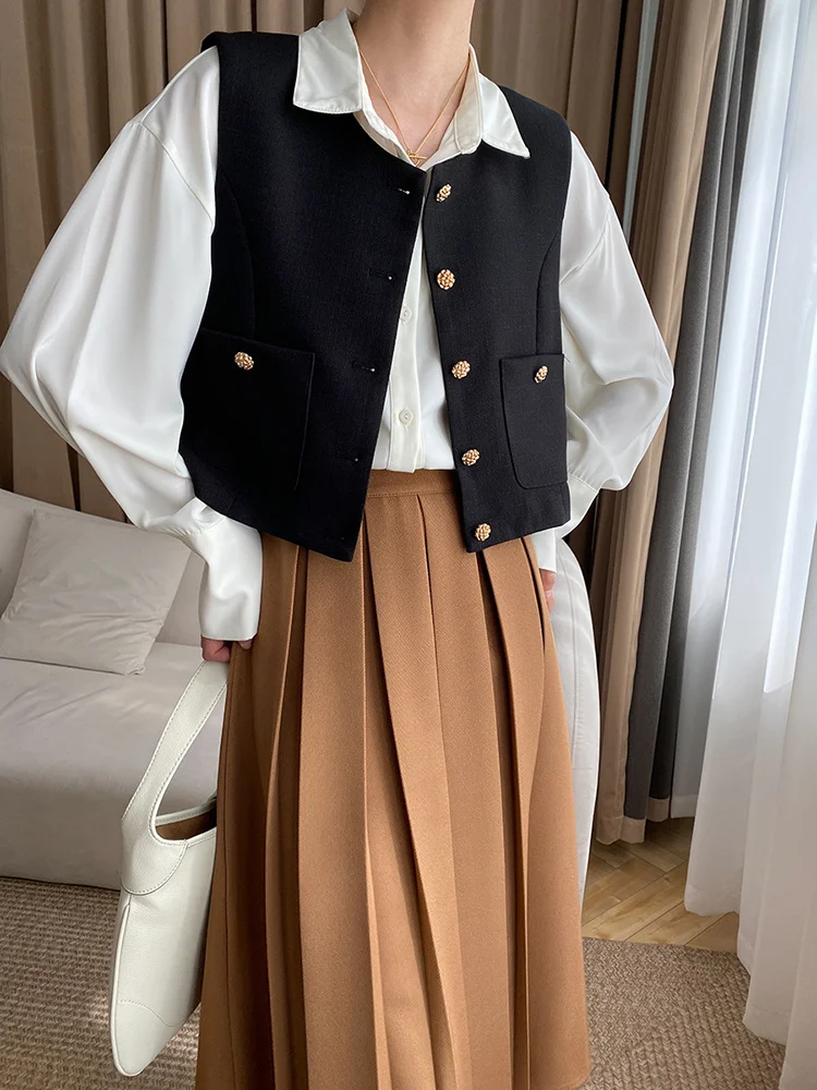Women Black Button Pockets Temperament Loose Fit Vest New Round Collar Sleeveless Fashion Tide Spring Summer 2023 M431
Women Black Button Pockets Temperament Loose Fit Vest New Round Collar Sleeveless Fashion Tide Spring Summer 2023 M431