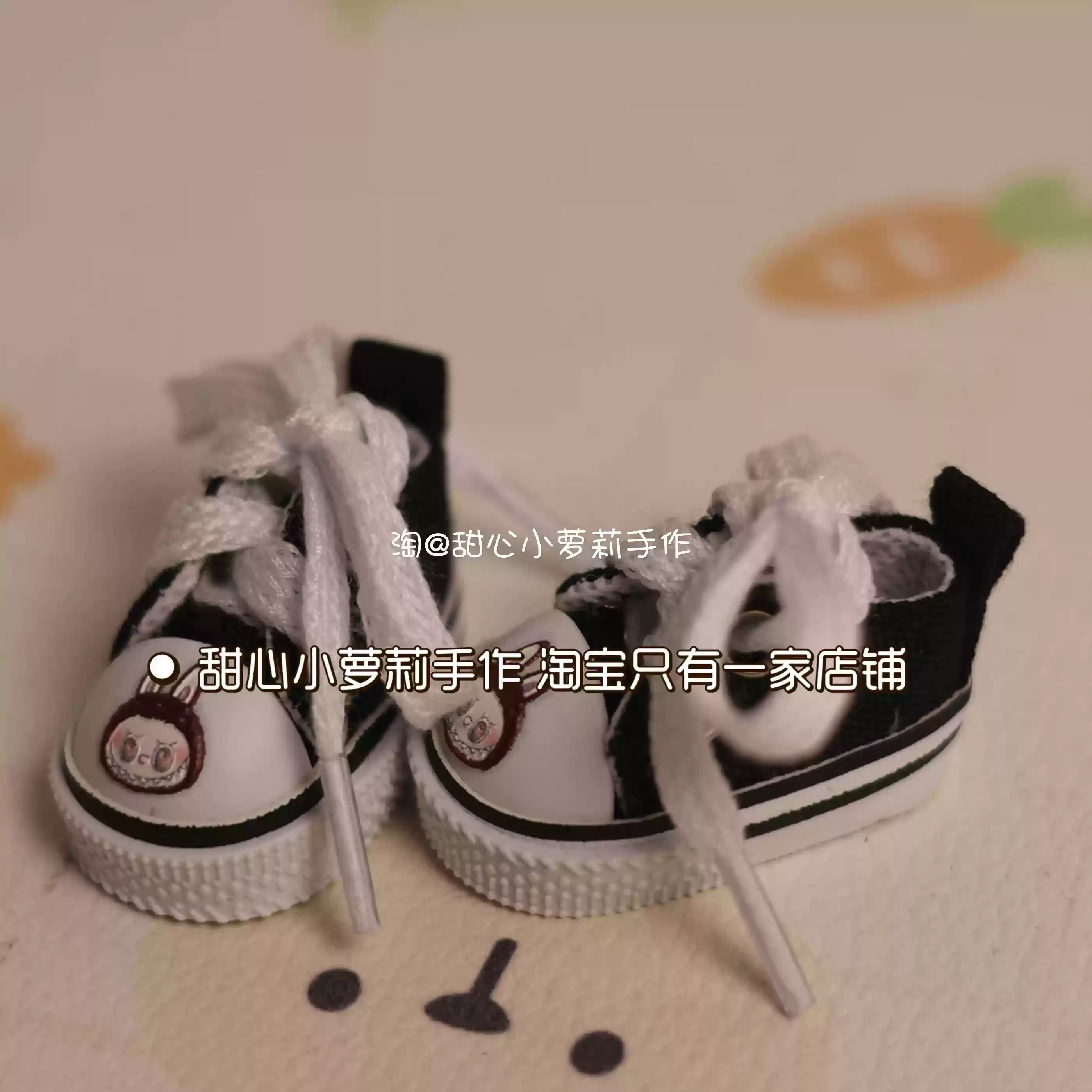 Latest 17cm Labubu Cute Printed Canvas Shoes, Labubu Customized Shoes, Clothing Accessories, Birthday Gifts
Latest 17cm Labubu Cute Printed Canvas Shoes, Labubu Customized Shoes, Clothing Accessories, Birthday Gifts