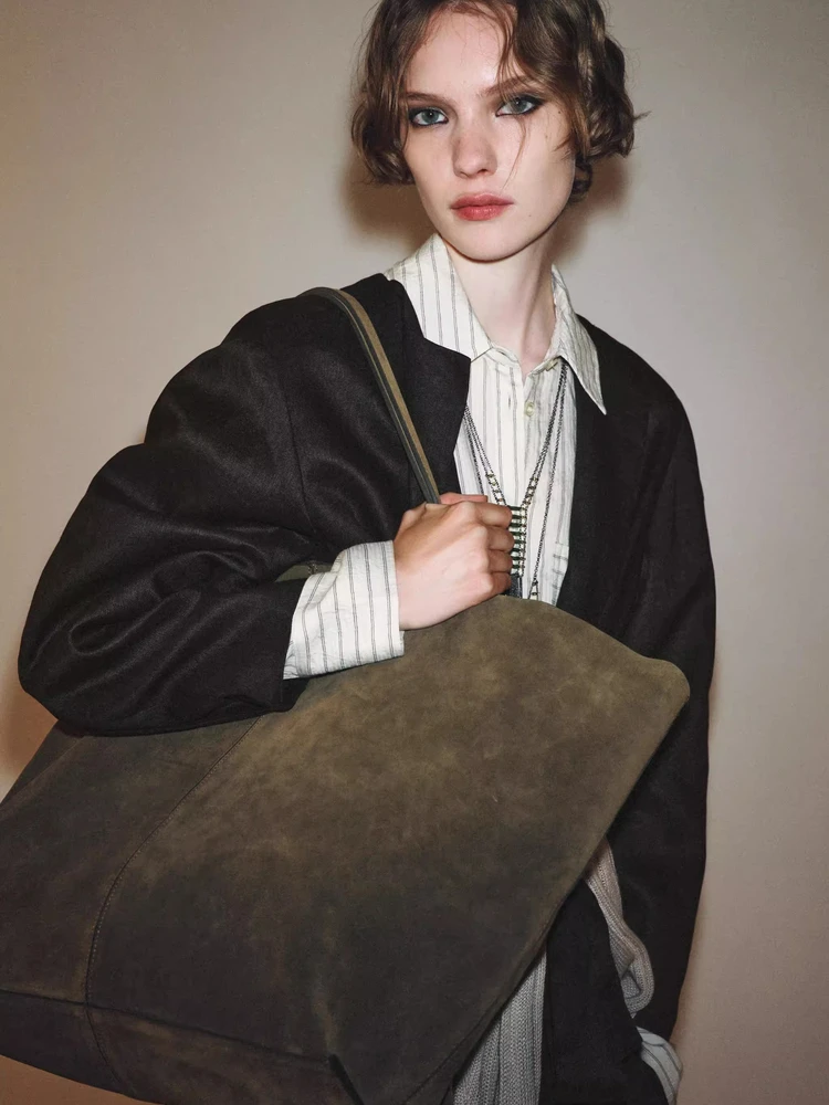 Новая ретро-сумка-тоут 2025 года из натуральной кожи, большая вместительная сумка, простая модная сумка для поездок на работу, женская повседневная сумка
Новая ретро-сумка-тоут 2025 года из натуральной кожи, большая вместительная сумка, простая модная сумка для поездок на работу, женская повседневная сумка