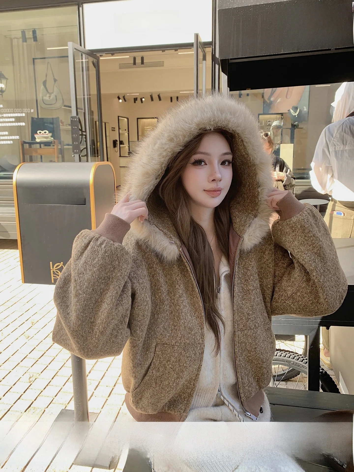 Женская утепленная зимняя хлопковая куртка с меховым воротником и капюшоном, экологичная, новая модель, для снежной погоды, от Qiuyue Yao, для поездок на работу
Женская утепленная зимняя хлопковая куртка с меховым воротником и капюшоном, экологичная, новая модель, для снежной погоды, от Qiuyue Yao, для поездок на работу