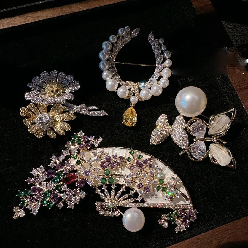 Women Brilliant flower bush mother-of-pearl 18K gold-plated butterfly zirconia pearl brooch
Women Brilliant flower bush mother-of-pearl 18K gold-plated butterfly zirconia pearl brooch