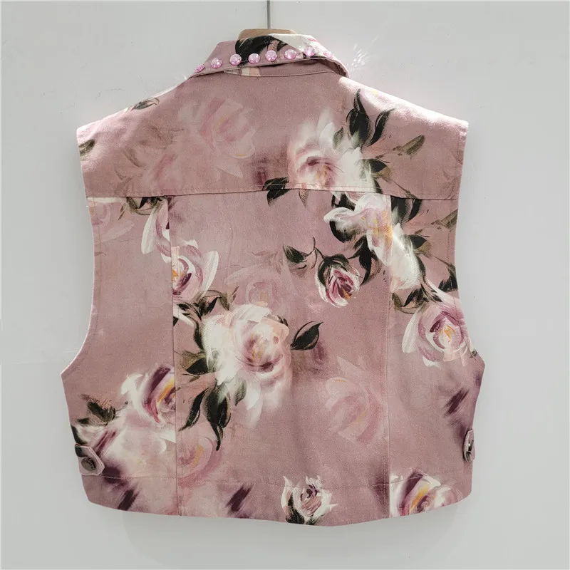 Artisan Crafted 2025 Cropped Vest. Intricate bead & sequin embroidery blooms with luxury for a statement look.
Artisan Crafted 2025 Cropped Vest. Intricate bead & sequin embroidery blooms with luxury for a statement look.