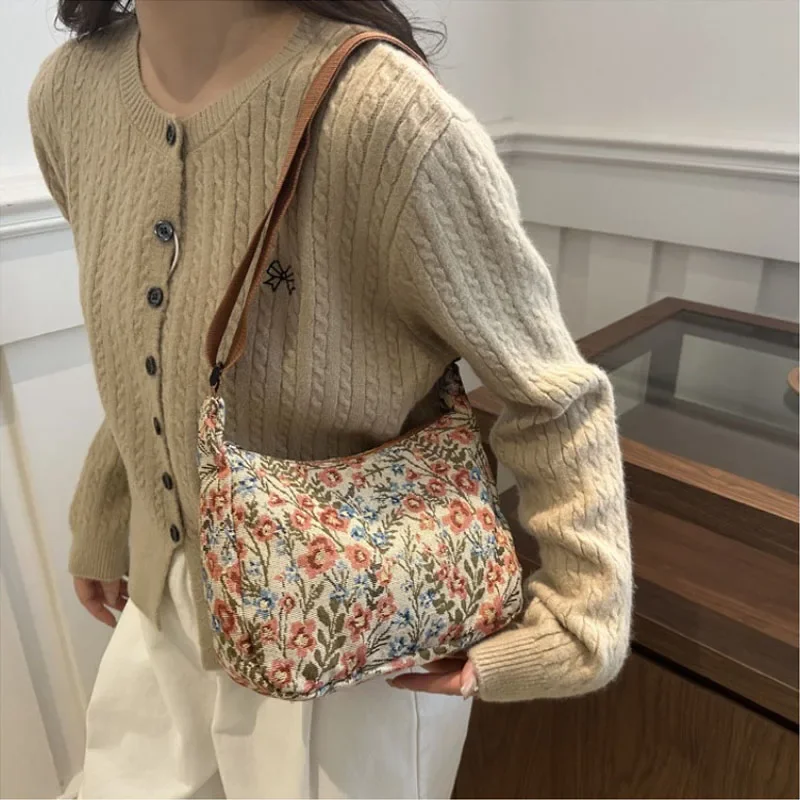 Fashion Vintage Winter New Women Lady Bag Versatile Literary Prints Cloth Crescent Pack Texture Temperament Crossbody Shoulder
Fashion Vintage Winter New Women Lady Bag Versatile Literary Prints Cloth Crescent Pack Texture Temperament Crossbody Shoulder