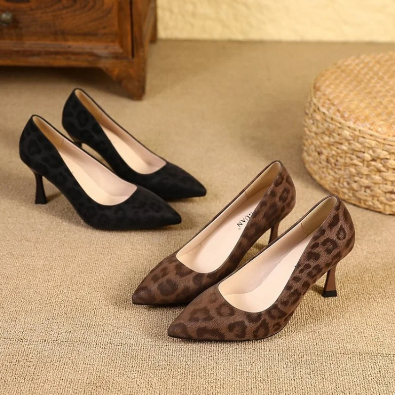 Удобные женские туфли-лодочки на шпильке с леопардовым принтом, универсальные, с острым носком, для офиса, вечеринок и свадеб
Удобные женские туфли-лодочки на шпильке с леопардовым принтом, универсальные, с острым носком, для офиса, вечеринок и свадеб