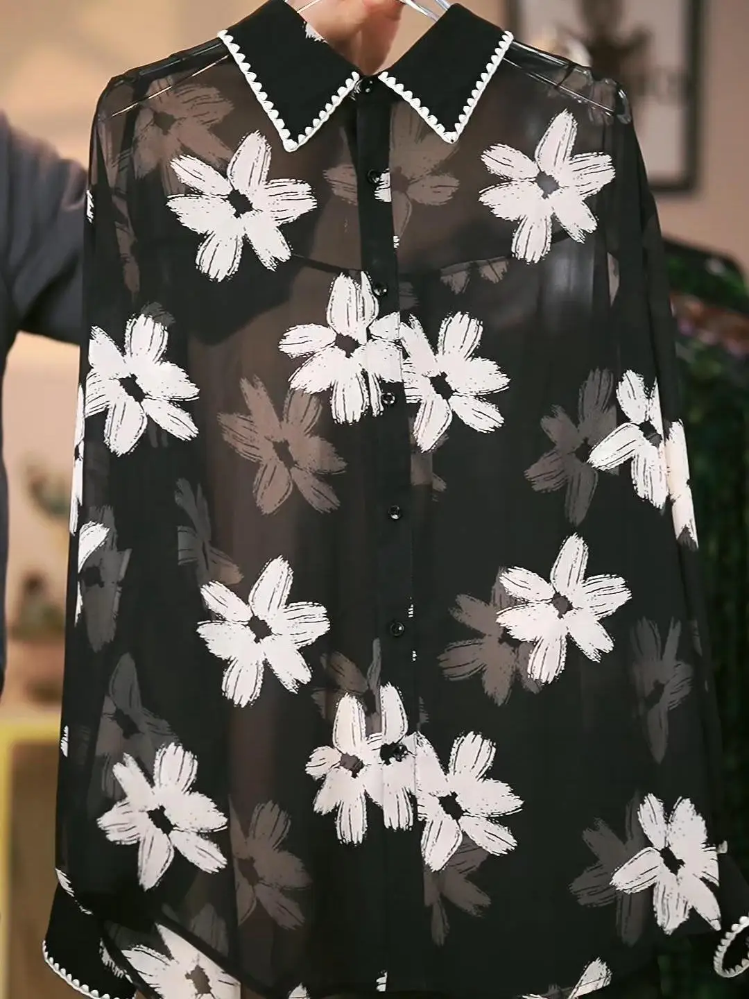 Loose New Printed Shirt Top For Women's Summer Thin Style Long Sleeved Black Lapel Top
Loose New Printed Shirt Top For Women's Summer Thin Style Long Sleeved Black Lapel Top