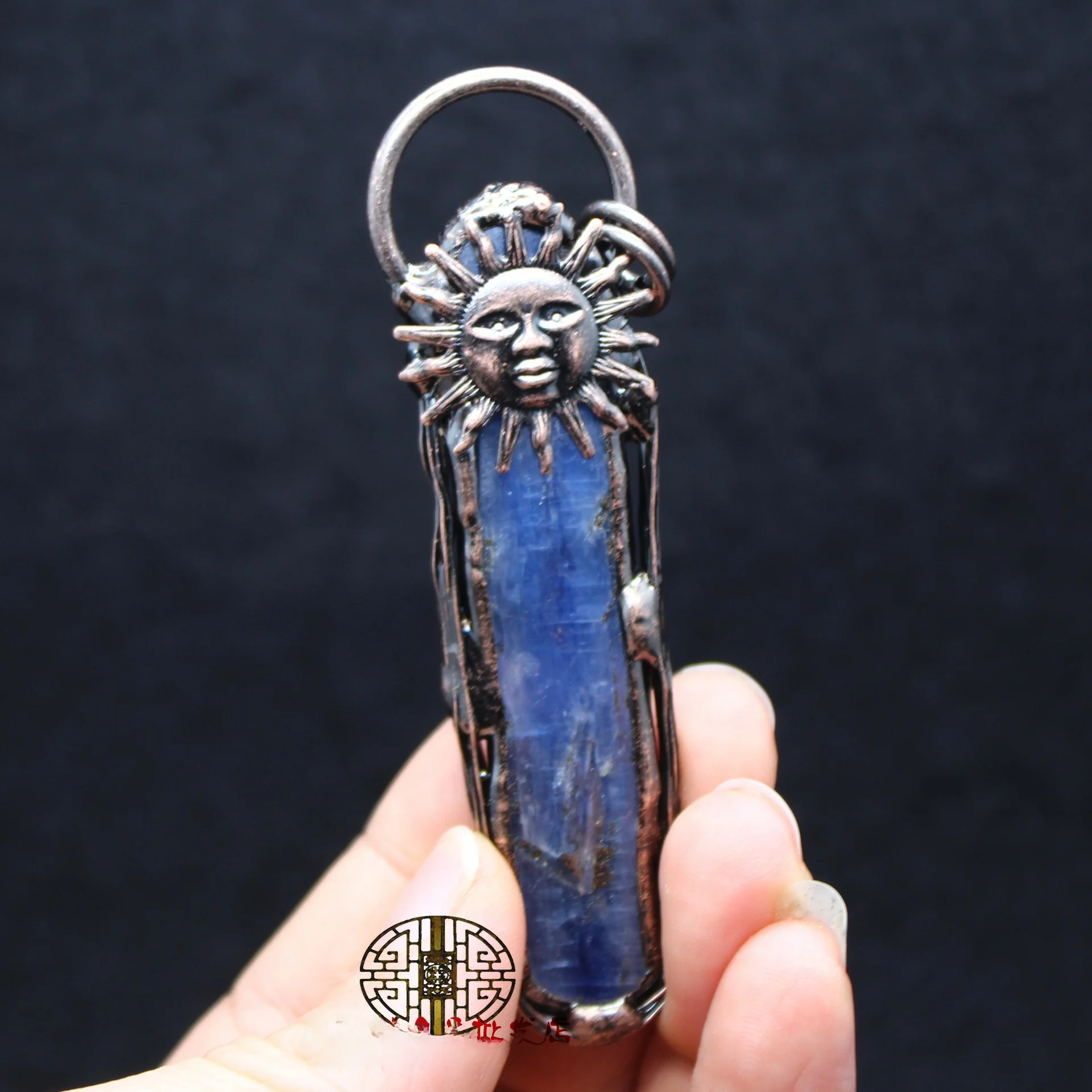 Длинный кулон из синего кристалла с изображением Бога Солнца Ro, трансграничные ювелирные изделия, модные аккумуляторы, европейский Sle, новый сорт
Длинный кулон из синего кристалла с изображением Бога Солнца Ro, трансграничные ювелирные изделия, модные аккумуляторы, европейский Sle, новый сорт