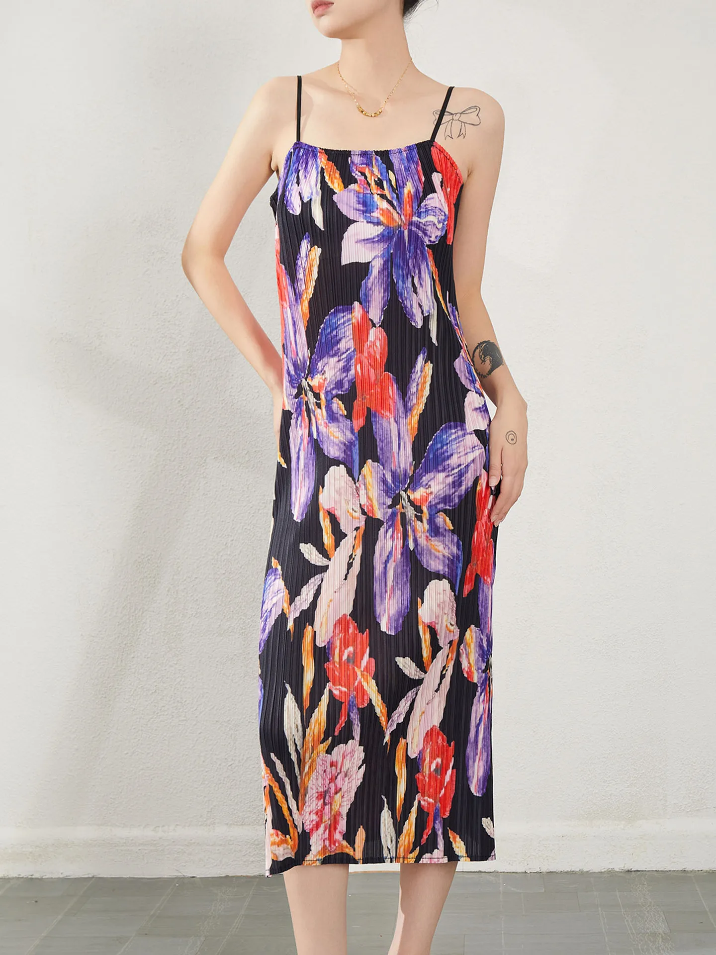 Floral Sling Dress Women's Summer New High-end Elegant Age-reducing Pleated Vacation Long Dress
Floral Sling Dress Women's Summer New High-end Elegant Age-reducing Pleated Vacation Long Dress