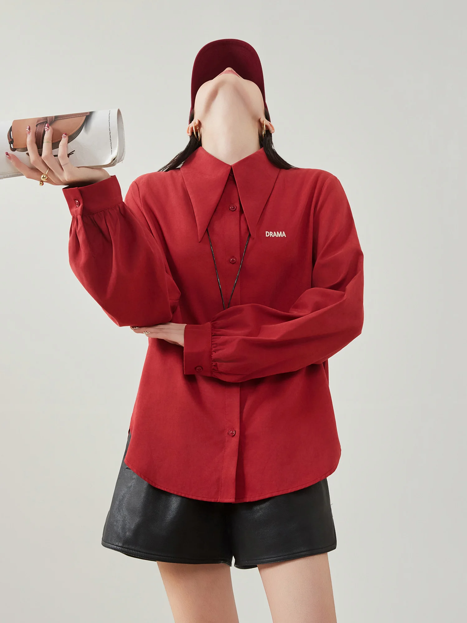 Красная винтажная женская рубашка свободного кроя с длинным рукавом, весна 2026, корейский стиль, специальный дизайн, высококачественный полиэстер
Красная винтажная женская рубашка свободного кроя с длинным рукавом, весна 2026, корейский стиль, специальный дизайн, высококачественный полиэстер