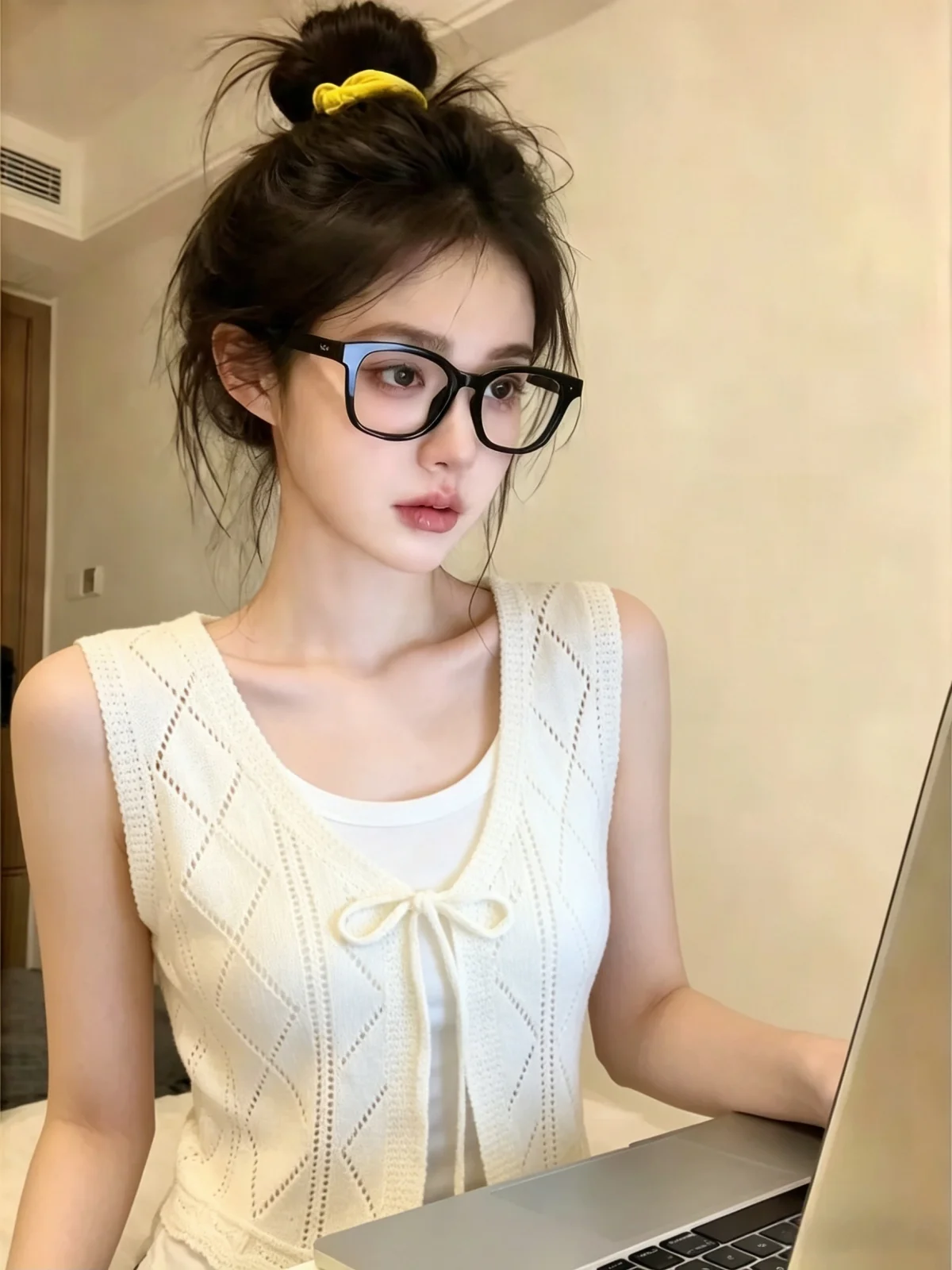 Korean Style Knitted Vest Women's Summer New Design Sleeveless Belted Hollow out Two-Piece Set Self-Preserving High-End Feeling
Korean Style Knitted Vest Women's Summer New Design Sleeveless Belted Hollow out Two-Piece Set Self-Preserving High-End Feeling