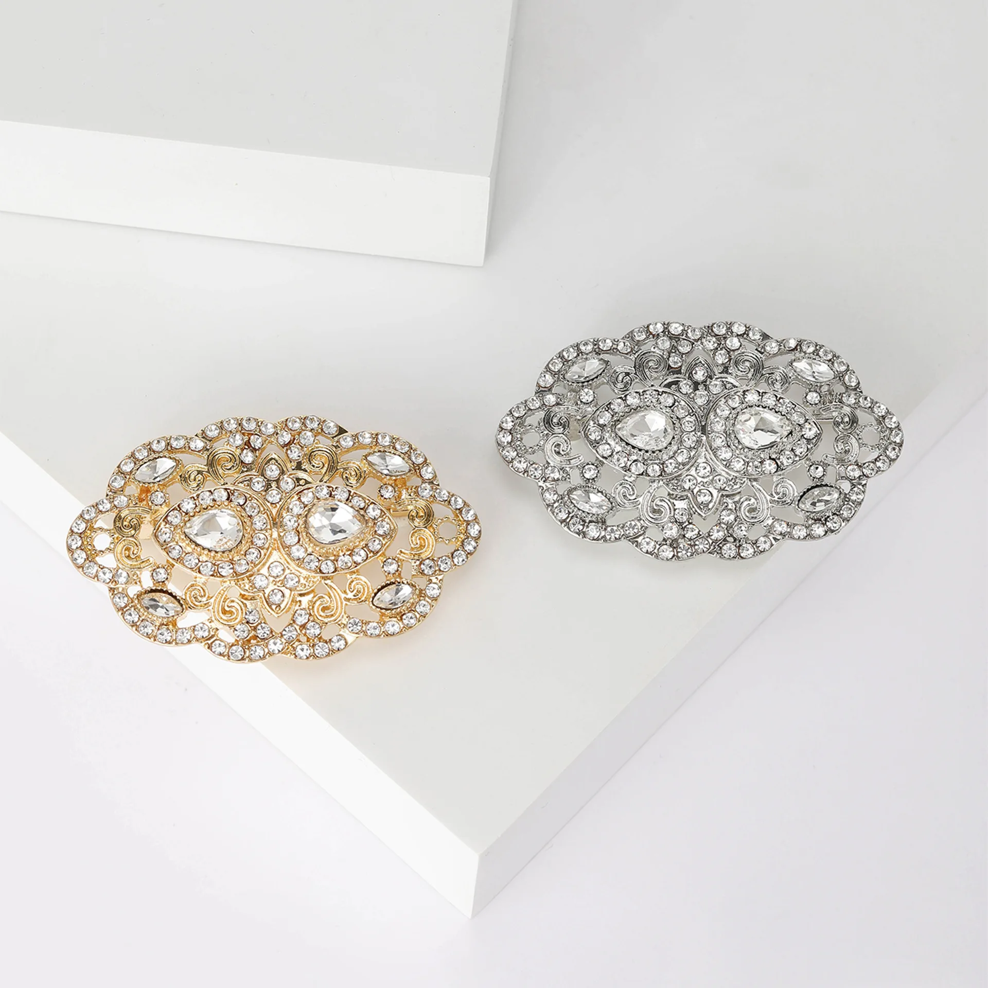 Women's Hollow Rhinestone Brooch Vintage Round Pattern Pattern lapel Scarf Jewelry Party Wedding Jewelry Accessory Gift
Women's Hollow Rhinestone Brooch Vintage Round Pattern Pattern lapel Scarf Jewelry Party Wedding Jewelry Accessory Gift
