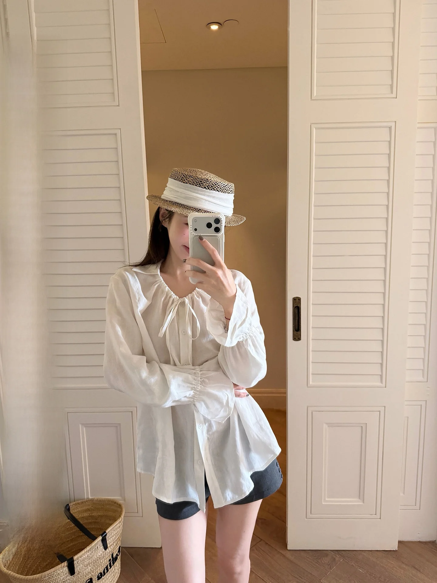 Loose Fit Long Sleeve V-Neck Shirt Women's Casual Style White Thin Bell Sleeve Tie Drape Shirt Spring New Arrival
Loose Fit Long Sleeve V-Neck Shirt Women's Casual Style White Thin Bell Sleeve Tie Drape Shirt Spring New Arrival