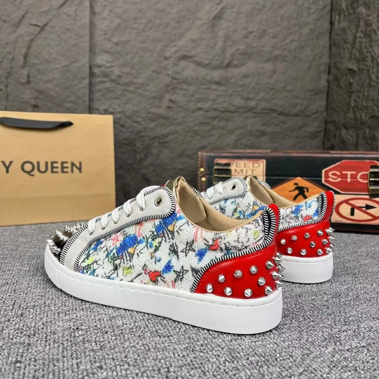 Новая уличная индивидуальная обувь для досок, мужская трендовая повседневная обувь с заклепками, модная обувь Spirit Guy 
Новая уличная индивидуальная обувь для досок, мужская трендовая повседневная обувь с заклепками, модная обувь Spirit Guy