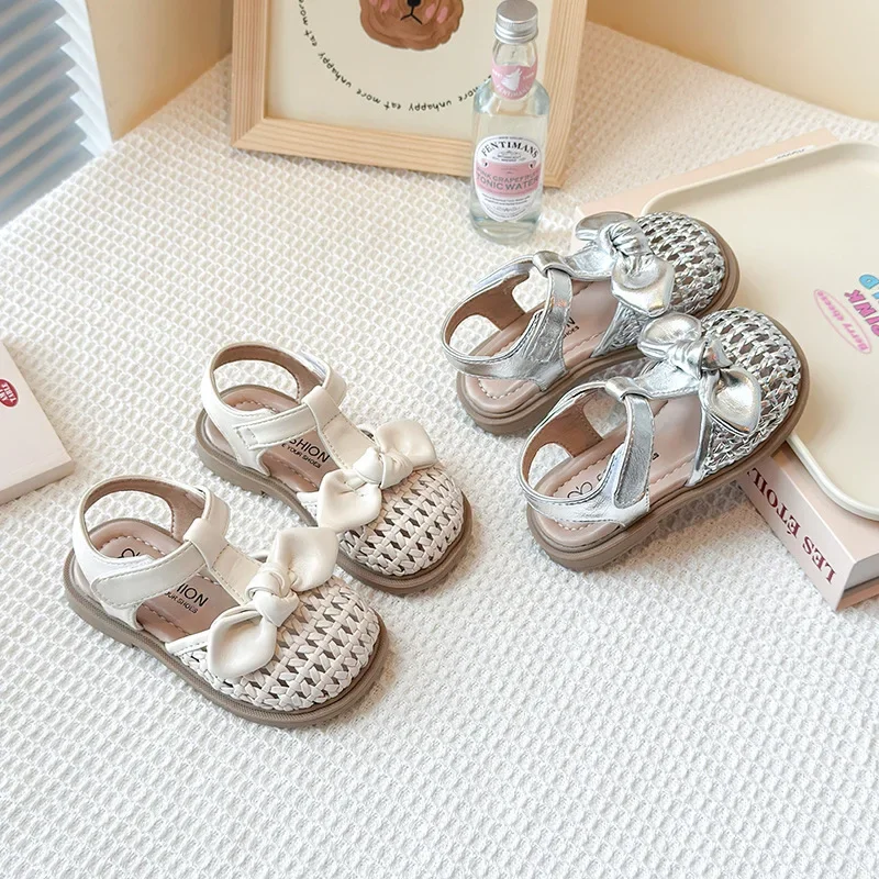 Children Sandals for Girls 2025 Summer New Fashion Korean Style Soft Sole Princess Cut-outs Chic Bowtie Elegant Baby Beach Shoes
Children Sandals for Girls 2025 Summer New Fashion Korean Style Soft Sole Princess Cut-outs Chic Bowtie Elegant Baby Beach Shoes