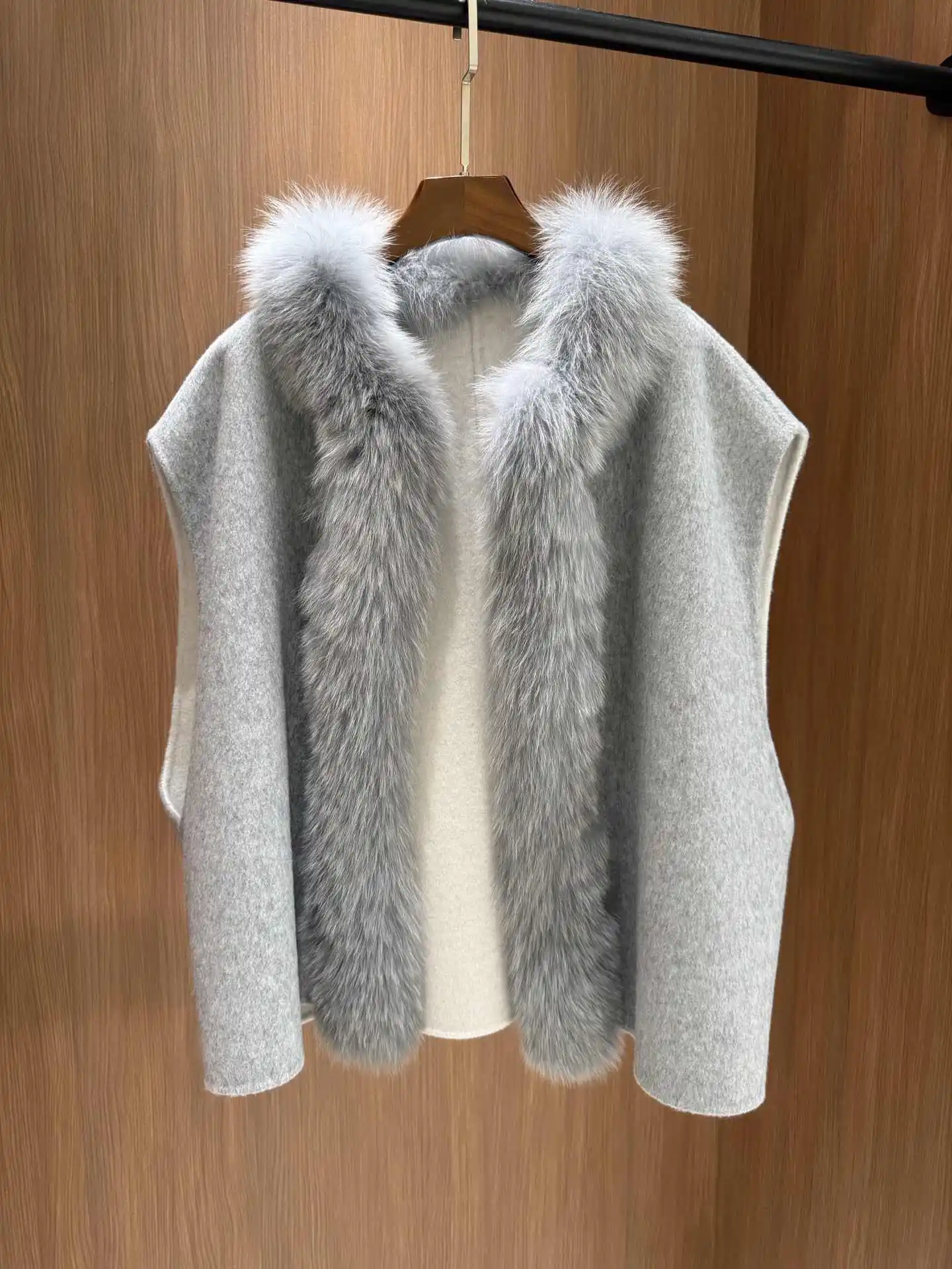 Женский роскошный двусторонний жилет из шерсти с воротником из меха лисы, осенне-зимний, без рукавов, в стиле «сладкий шик»
Женский роскошный двусторонний жилет из шерсти с воротником из меха лисы, осенне-зимний, без рукавов, в стиле «сладкий шик»