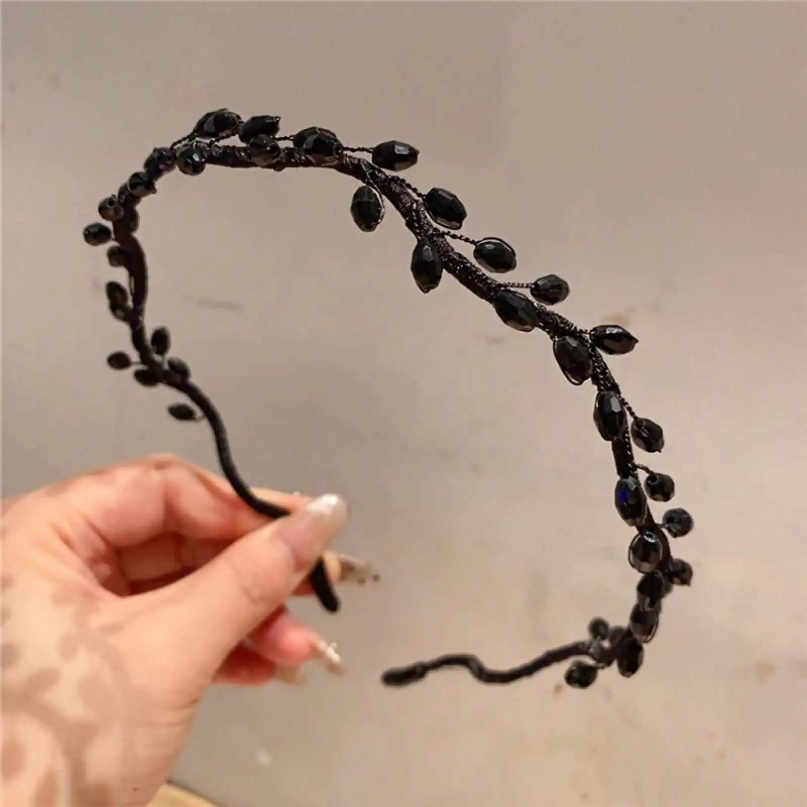 Elegant Black Wavy Braided Headband For Women - Vintage Style, Zinc Alloy Material, Versatile Fashion Hair Accessory
Elegant Black Wavy Braided Headband For Women - Vintage Style, Zinc Alloy Material, Versatile Fashion Hair Accessory
