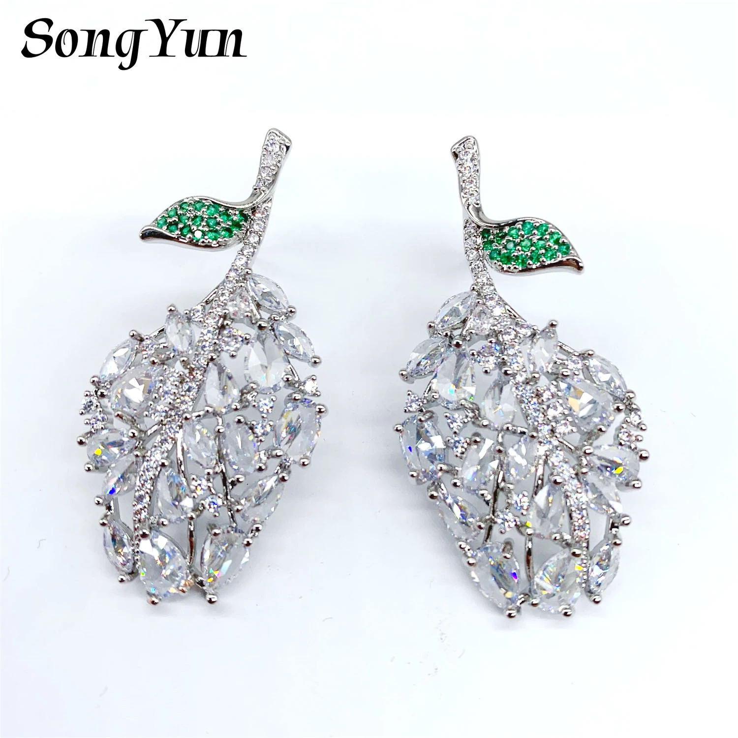 Серьги-гвоздики SongYun Jewelry MHT из латуни с подвесками, инкрустированные фианитами 7А, классические, модные, женские, ювелирные изделия
Серьги-гвоздики SongYun Jewelry MHT из латуни с подвесками, инкрустированные фианитами 7А, классические, модные, женские, ювелирные изделия