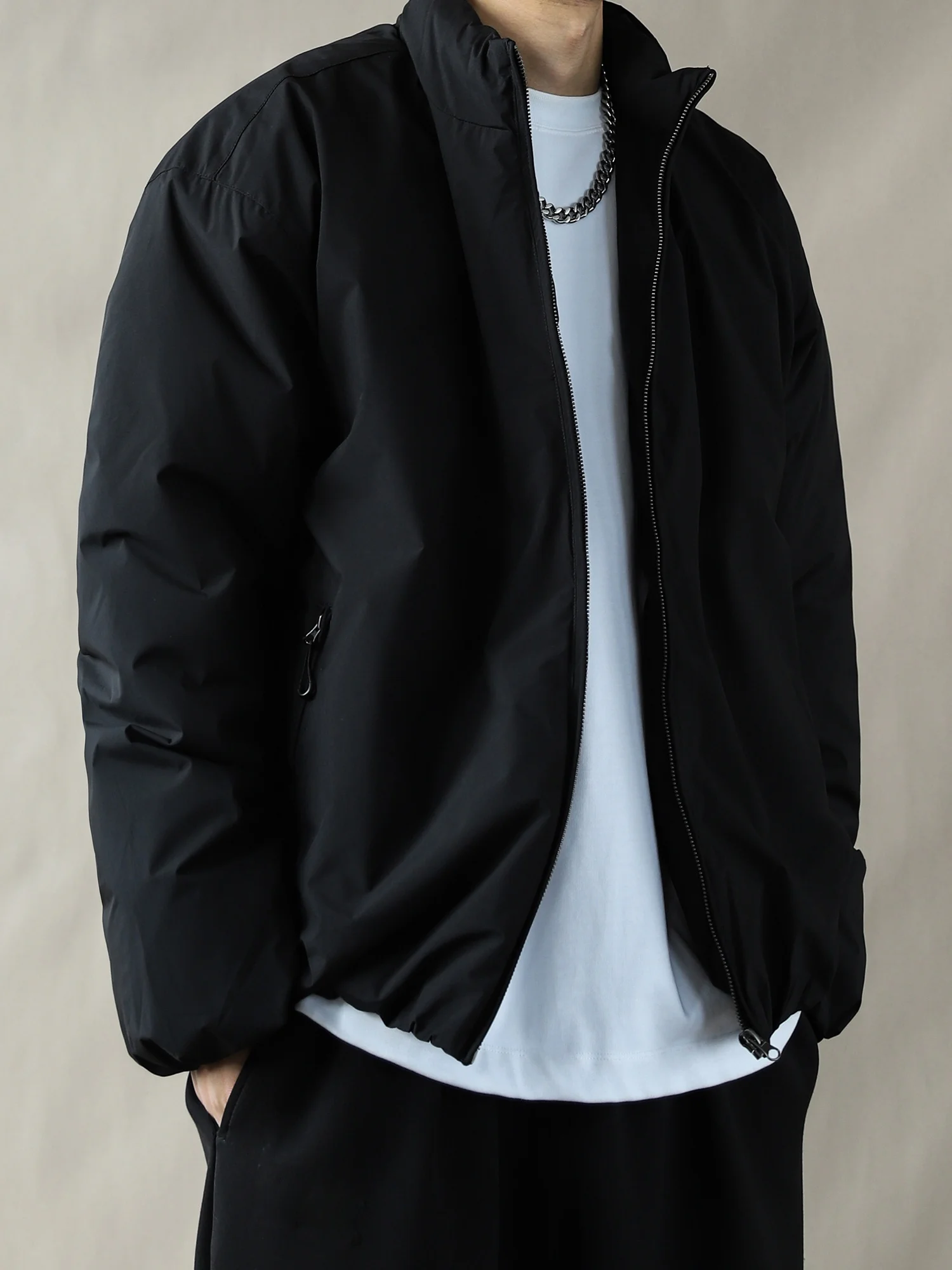 Мужская теплая универсальная куртка-пуховик в стиле ретро с американским дизайном, на молнии, свободного кроя, с воротником-стойкой, черная, для уличного стиля, высокая функциональность
Мужская теплая универсальная куртка-пуховик в стиле ретро с американским дизайном, на молнии, свободного кроя, с воротником-стойкой, черная, для уличного стиля, высокая функциональность