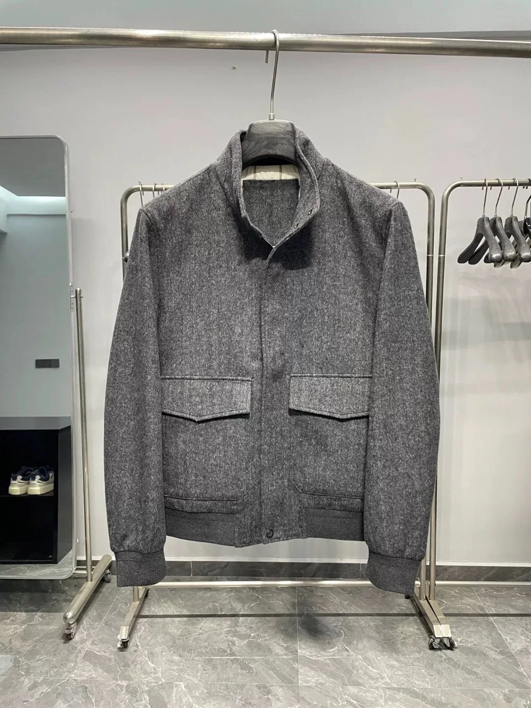 Italian Sle Luxury Men's Wool Blend Fiber Jaet Collared Coat Autumn Winter Loose Fit Mid-Year Long Sve Zipper Closure
Italian Sle Luxury Men's Wool Blend Fiber Jaet Collared Coat Autumn Winter Loose Fit Mid-Year Long Sve Zipper Closure