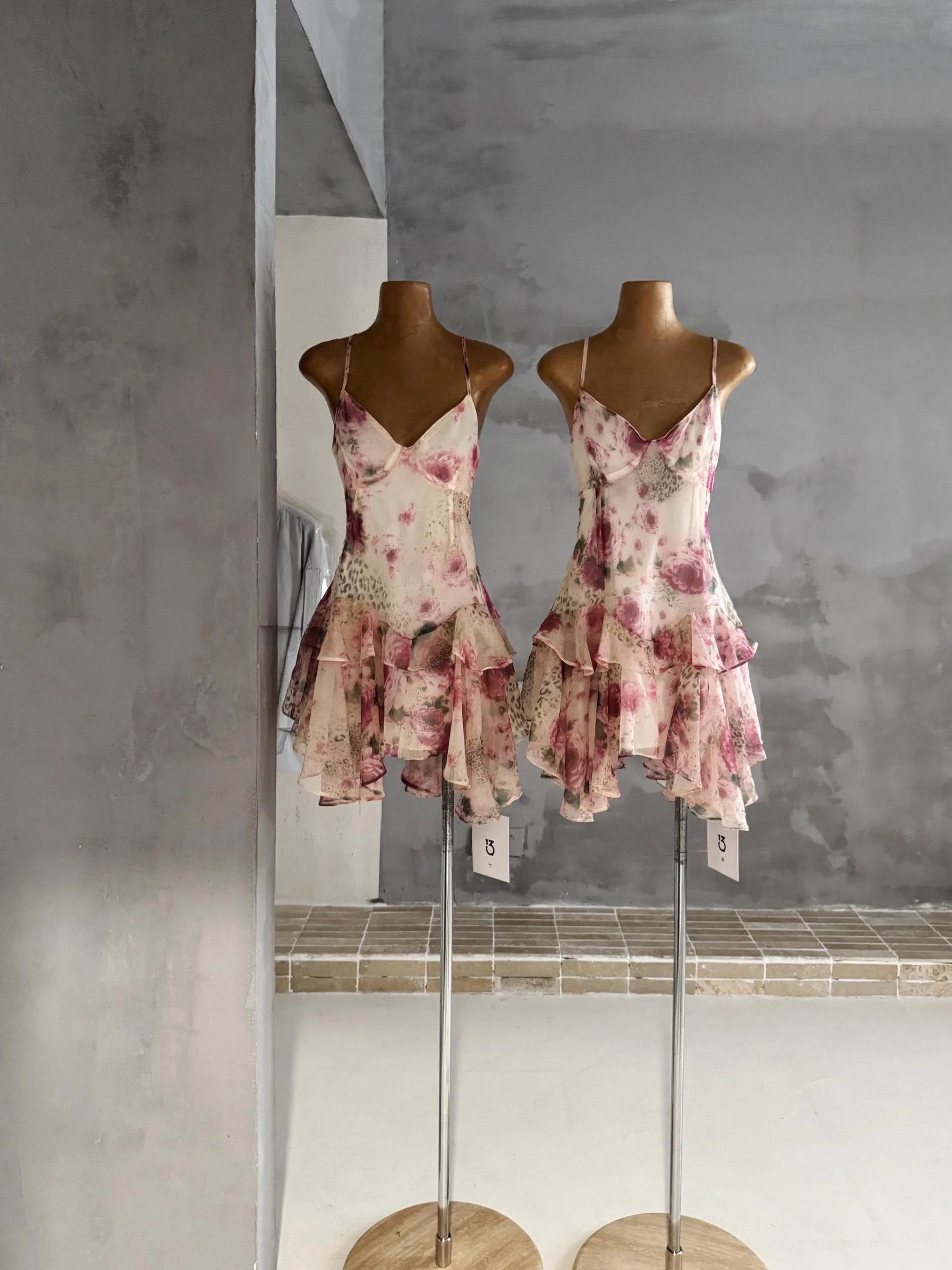 Pink Rose Print Slimming Short Strapless Dress Elegant Style Polka Dot Polyester Fabric V-Neckline Sleeveless Summer Dress
Pink Rose Print Slimming Short Strapless Dress Elegant Style Polka Dot Polyester Fabric V-Neckline Sleeveless Summer Dress