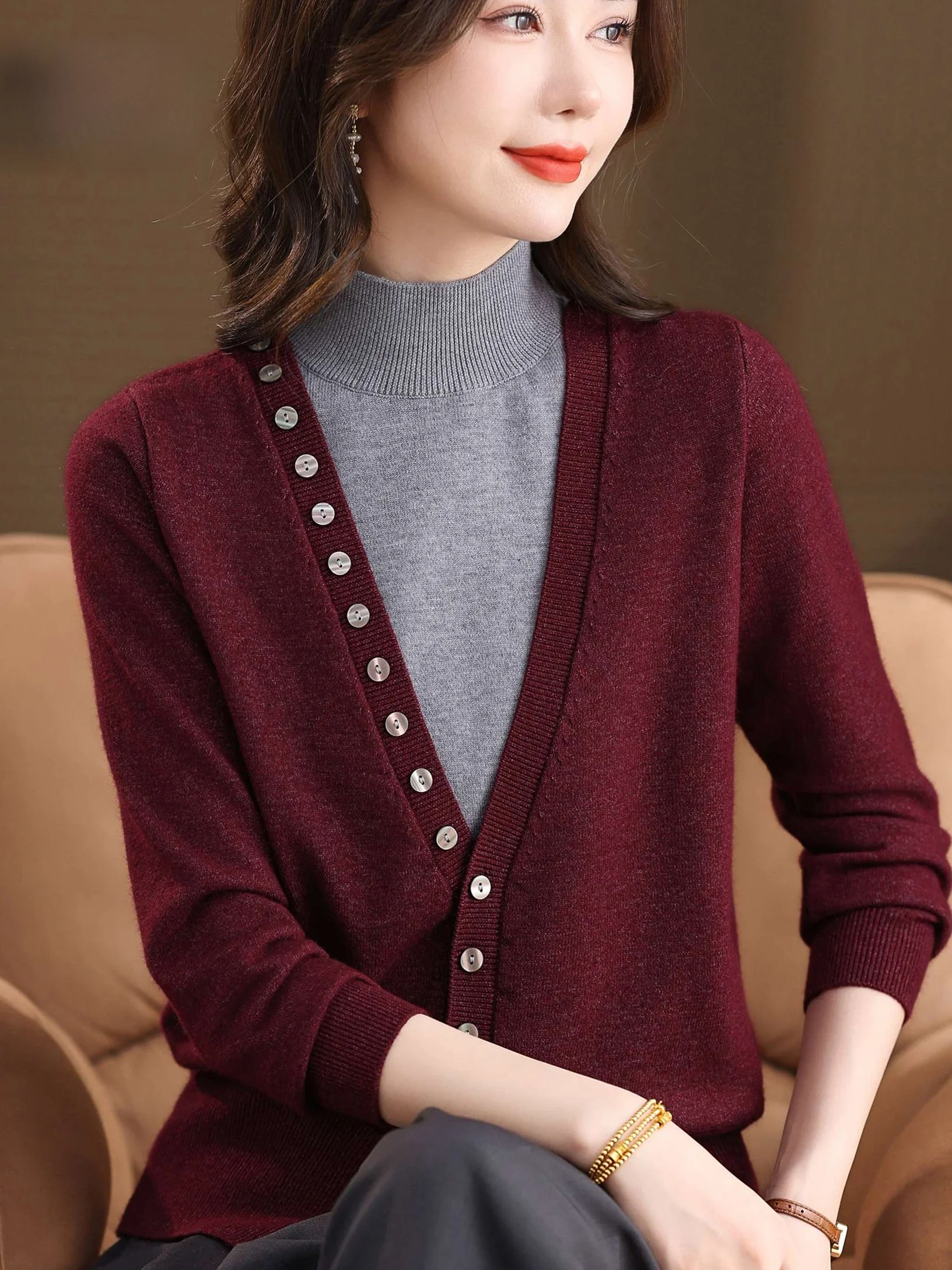 Теплый свободный вязаный свитер V-Ne f с высоким воротником Base irt для мамы, осень-зима, модный утягивающий верхний свитер
Теплый свободный вязаный свитер V-Ne f с высоким воротником Base irt для мамы, осень-зима, модный утягивающий верхний свитер