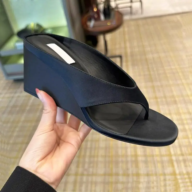 Women's Leather Shoes Summer Fashion Platform Flip Flops Women Outdoor Height Increasing Wedge Toe Clamped Beach Slippers
Women's Leather Shoes Summer Fashion Platform Flip Flops Women Outdoor Height Increasing Wedge Toe Clamped Beach Slippers