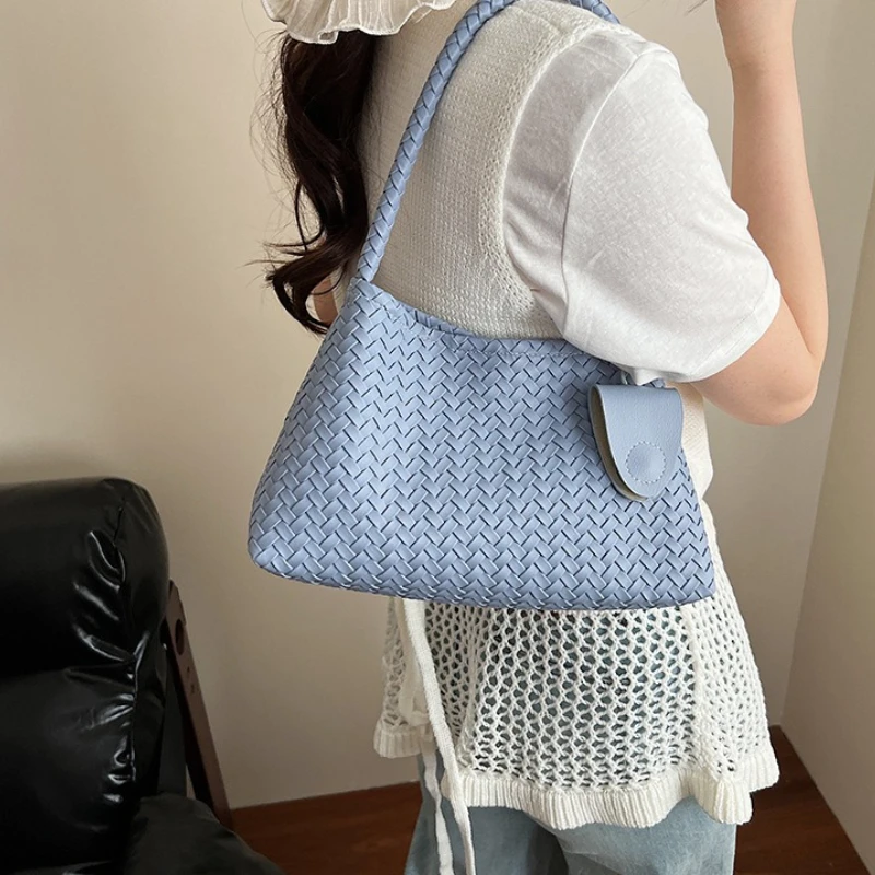 Chic Woven Faux Leather Shoulder Bag with Matching Charm Detail Stylish Underarm Tote Purse for Daily Large Capacity Handbag
Chic Woven Faux Leather Shoulder Bag with Matching Charm Detail Stylish Underarm Tote Purse for Daily Large Capacity Handbag