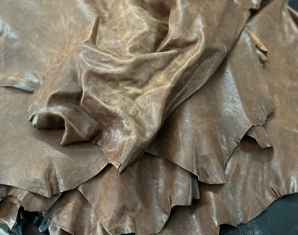 Luxury Deep Brown High-Oil Pull-Up Waxed Vegetable-Tanned Lambskin 1.2mm,Supple Mid-Softness, 4.5-6SF DIY Leathercraft Material
Luxury Deep Brown High-Oil Pull-Up Waxed Vegetable-Tanned Lambskin 1.2mm,Supple Mid-Softness, 4.5-6SF DIY Leathercraft Material