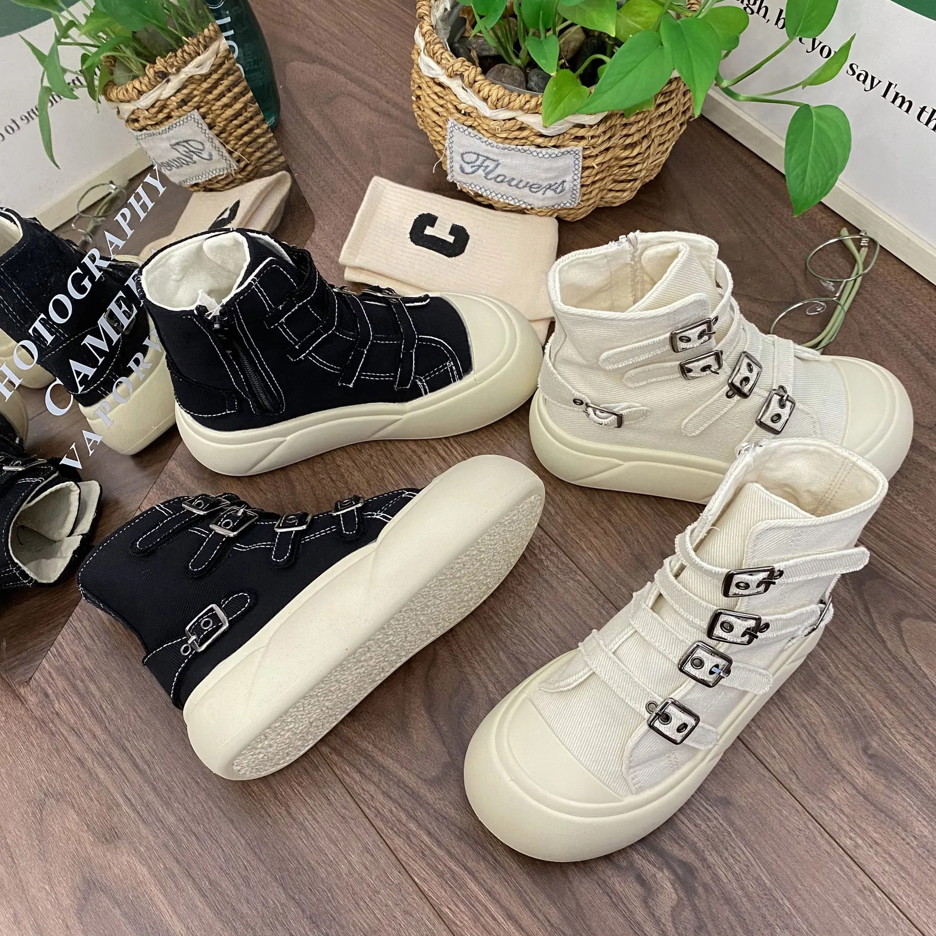 Новинка 2026, женские высокие парусиновые кроссовки с пряжкой и ремешком, черно-белые студенческие теннисные спортивные туфли на шнуровке, осенняя толстая подошва
Новинка 2026, женские высокие парусиновые кроссовки с пряжкой и ремешком, черно-белые студенческие теннисные спортивные туфли на шнуровке, осенняя толстая подошва