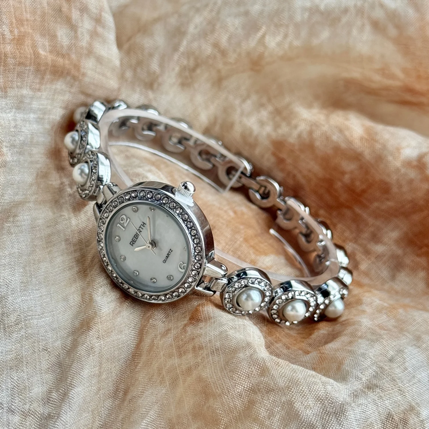 Luxury Pearl Bracelet Women's Watch High Quality With Diamond Quartz Wristwatches Female Fashion Clock Watches For Woman Relógio
Luxury Pearl Bracelet Women's Watch High Quality With Diamond Quartz Wristwatches Female Fashion Clock Watches For Woman Relógio