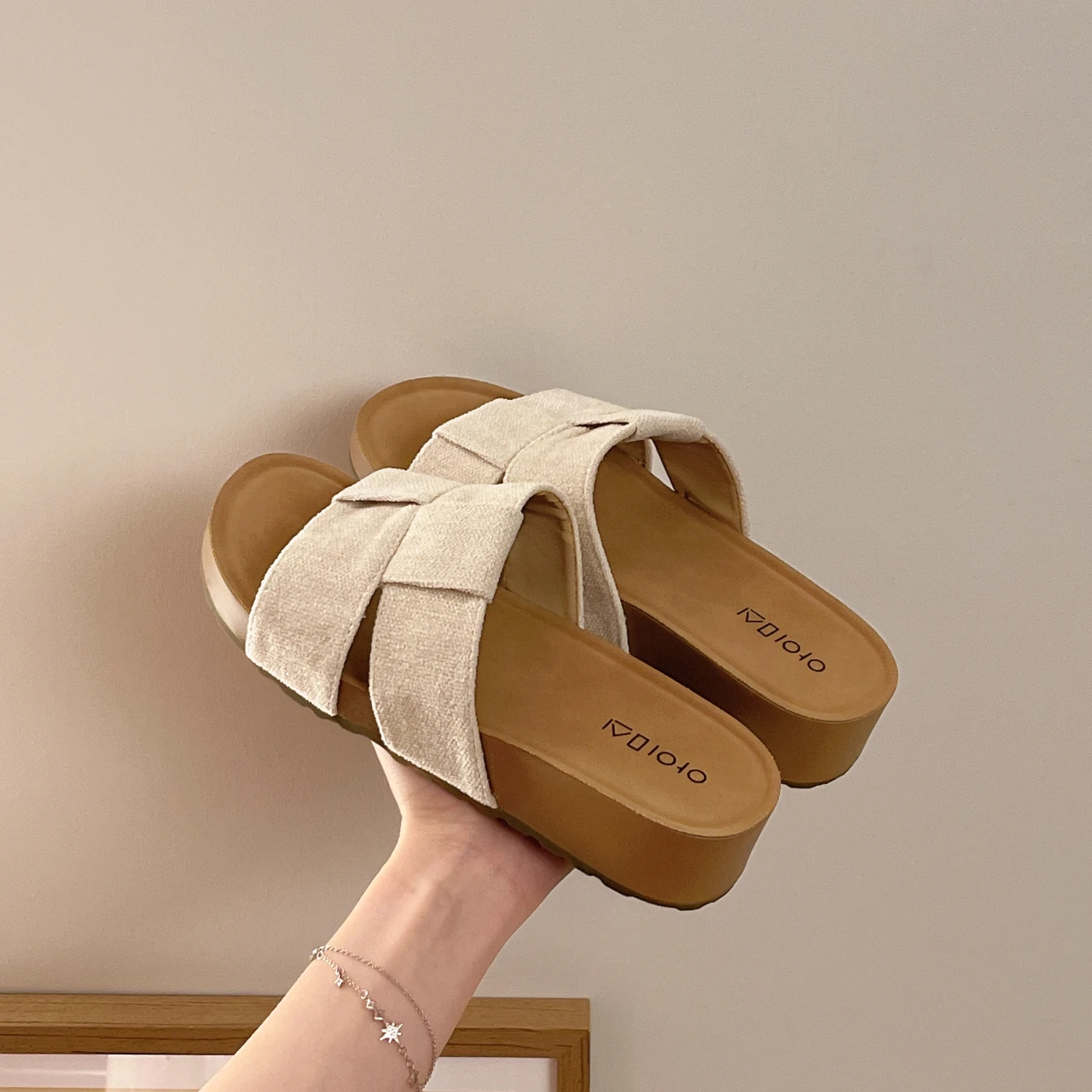 Summer Outdoor Platform Slippers Fashion Thick-soled Women Slippers Novelty Wedges Ladies Slides Shoes Pull on Casual Sandals
Summer Outdoor Platform Slippers Fashion Thick-soled Women Slippers Novelty Wedges Ladies Slides Shoes Pull on Casual Sandals