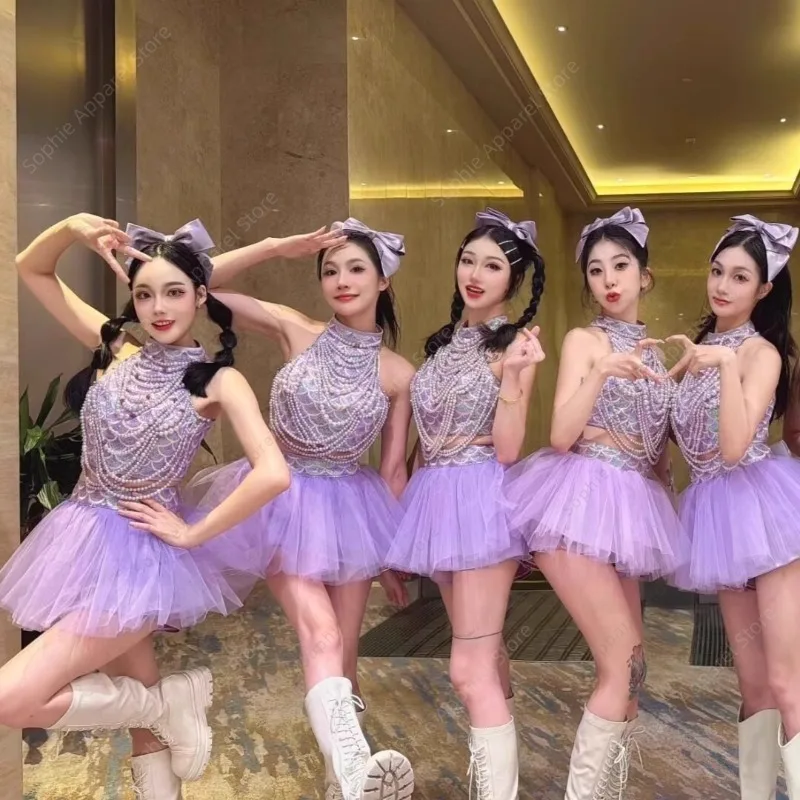 Костюм для выступлений K-pop айдолов: Фиолетовый топ с пайетками и бисером, юбка-пачка из фатина, комплект для джазовых танцев, одежда для женских групп
Костюм для выступлений K-pop айдолов: Фиолетовый топ с пайетками и бисером, юбка-пачка из фатина, комплект для джазовых танцев, одежда для женских групп