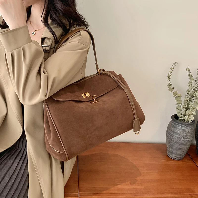 Trendy Women's Handbag with Leather Trim Luxury Brand Collection Famous Designer Crafted Elegant Appeal
Trendy Women's Handbag with Leather Trim Luxury Brand Collection Famous Designer Crafted Elegant Appeal
