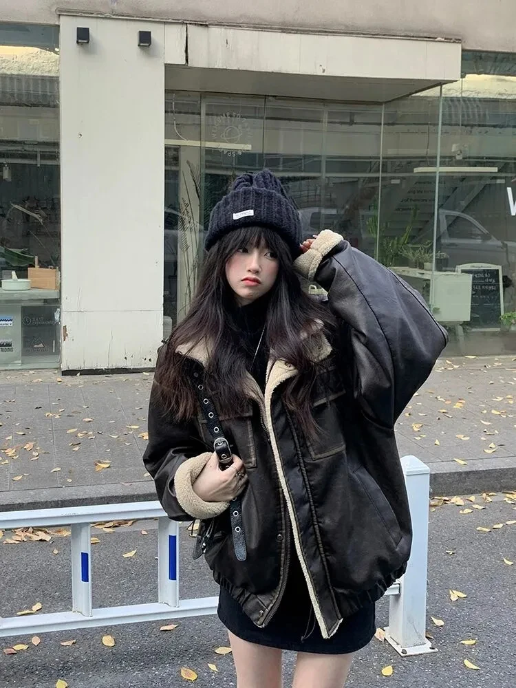 Thick Faux Lambs Warm Jackets for Women American Vintage Pu Leather Loose Fleece Coats Y2K Streetwear Lapel All Match Outerwear
Thick Faux Lambs Warm Jackets for Women American Vintage Pu Leather Loose Fleece Coats Y2K Streetwear Lapel All Match Outerwear