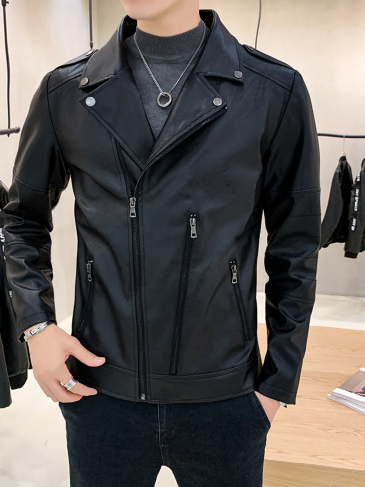 Мужская повседневная куртка из искусственной кожи, весенне-осенняя, новая модель в корейском стиле, модная, с отложным воротником, длинными рукавами, на молнии
Мужская повседневная куртка из искусственной кожи, весенне-осенняя, новая модель в корейском стиле, модная, с отложным воротником, длинными рукавами, на молнии