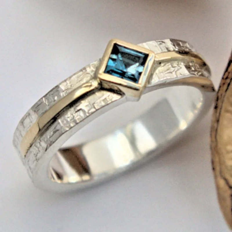 Exquisite Inlaid Sea Blue CZ Women's Ring Trendy Two Color Geometry Daily Wear Party Jewelry Anniversary Gift
Exquisite Inlaid Sea Blue CZ Women's Ring Trendy Two Color Geometry Daily Wear Party Jewelry Anniversary Gift