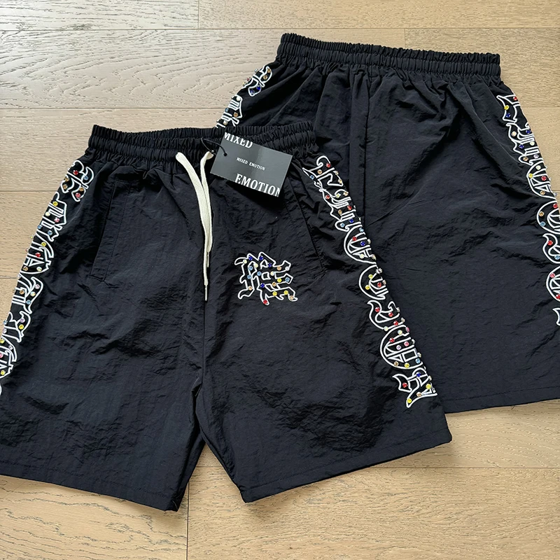 Мужские и женские высококачественные шорты с вышивкой Diamond MIXED EMOTION, модные брендовые уличные летние свободные повседневные короткие брюки на шнурке
Мужские и женские высококачественные шорты с вышивкой Diamond MIXED EMOTION, модные брендовые уличные летние свободные повседневные короткие брюки на шнурке