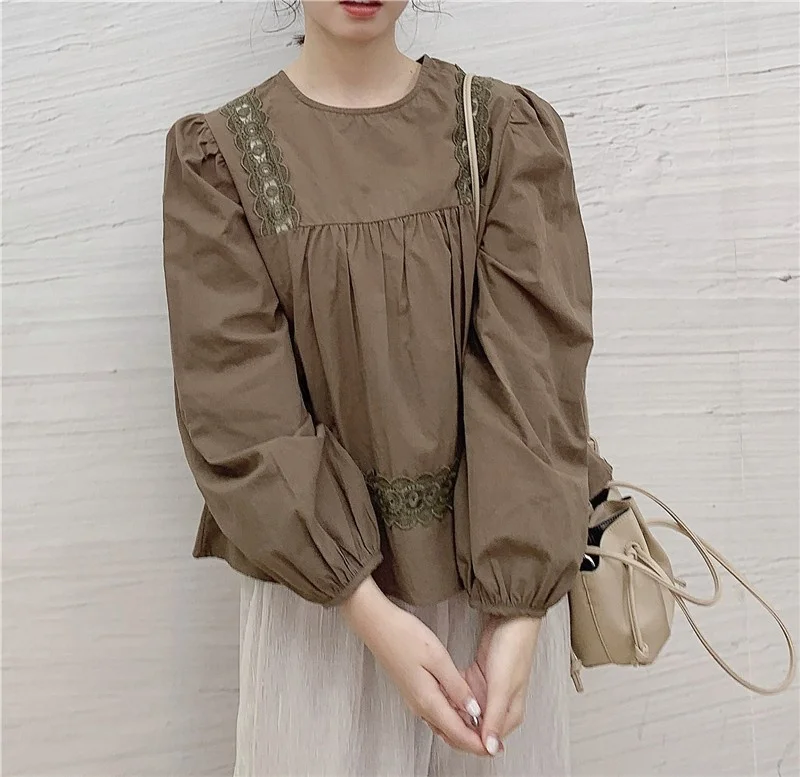 Сладкий и изящный японский топ-блузка из хлопка с кружевными вставками, однотонный, свободного кроя, для осеннего сезона
Сладкий и изящный японский топ-блузка из хлопка с кружевными вставками, однотонный, свободного кроя, для осеннего сезона