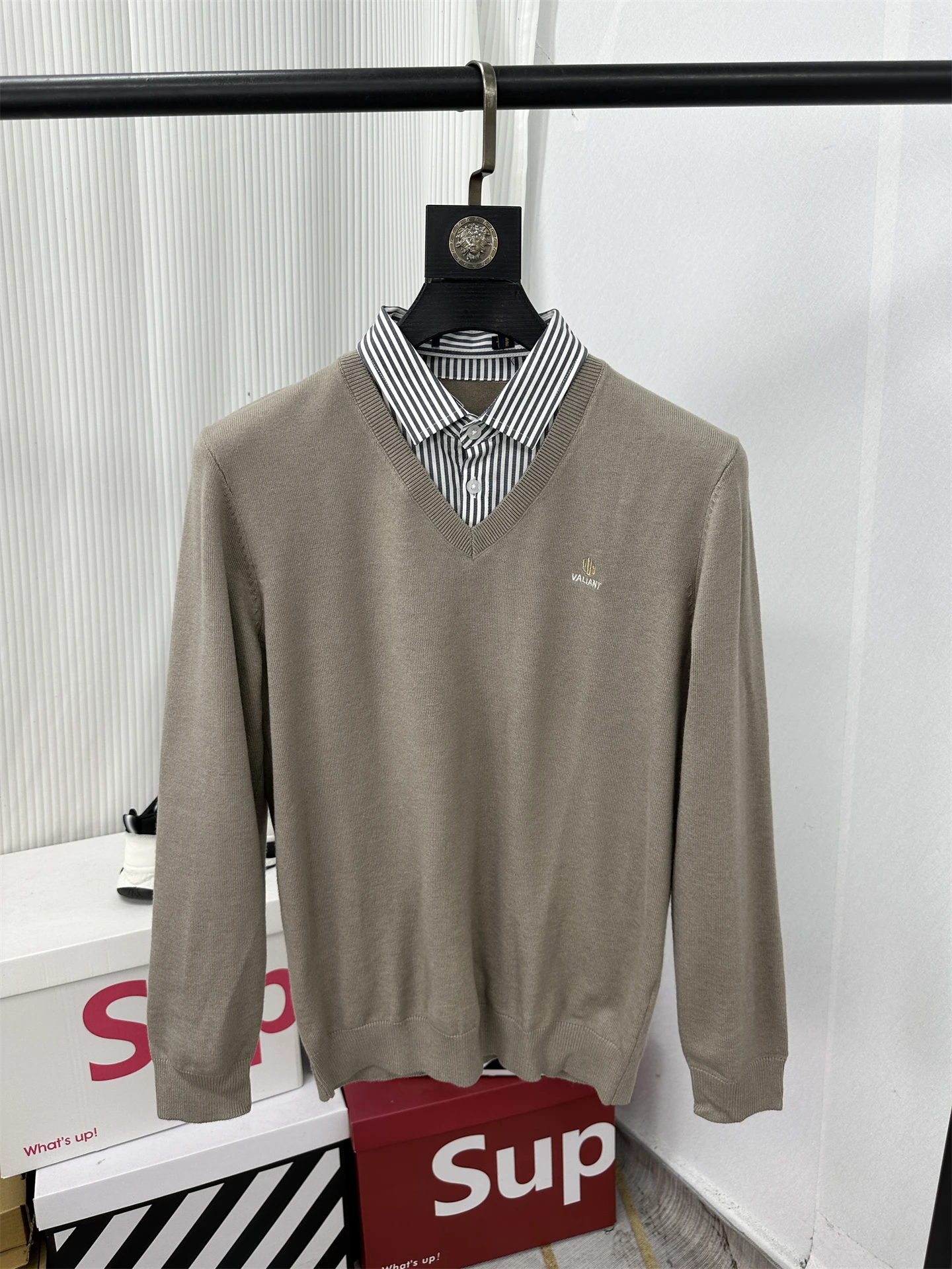 Модный простой свитер с вышивкой и воротником-стойкой, мужской вязаный свитер с эффектом двухслойности, с длинными рукавами, из мягкой смесовой ткани, теплый, дышащий.
Модный простой свитер с вышивкой и воротником-стойкой, мужской вязаный свитер с эффектом двухслойности, с длинными рукавами, из мягкой смесовой ткани, теплый, дышащий.