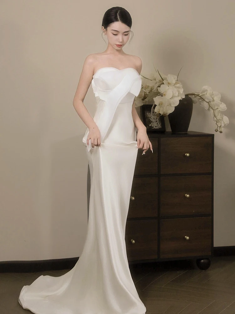 Simple Elegant Bridal Gown with Train Strapless Draped Fabric for Wedding Entrance Soft Silk Long Dress No Sleeve Shoulder
Simple Elegant Bridal Gown with Train Strapless Draped Fabric for Wedding Entrance Soft Silk Long Dress No Sleeve Shoulder