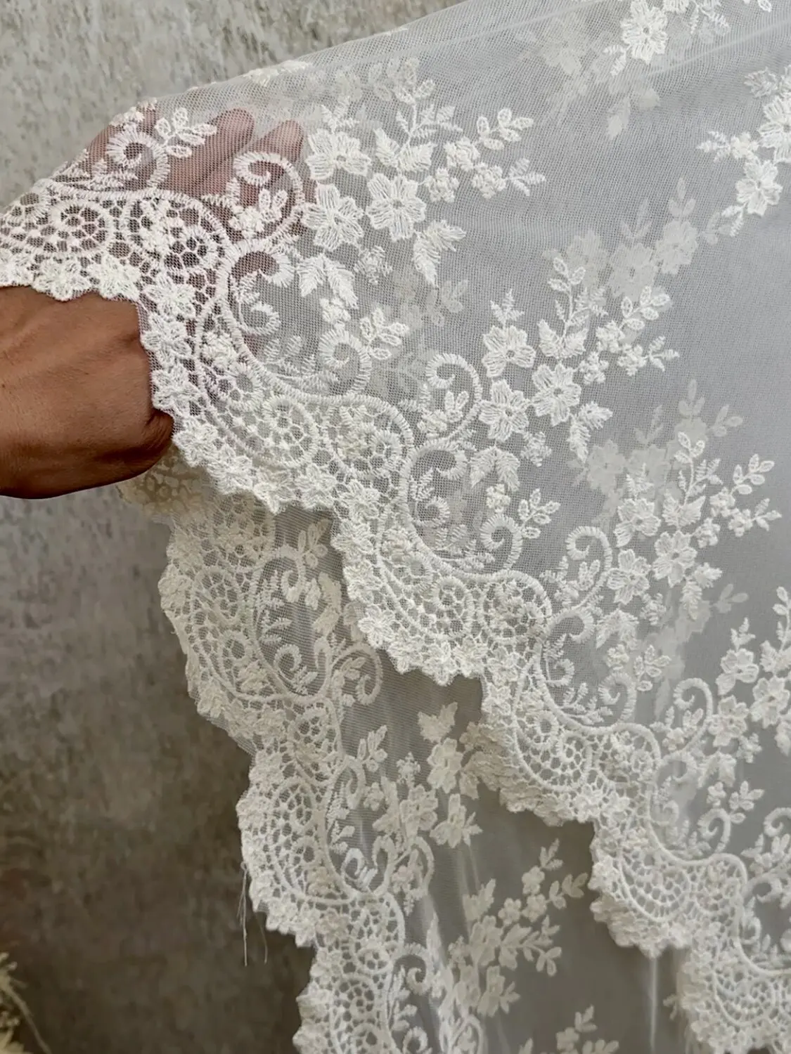 Vintage elegant cotton thread embroidered mesh lace fabric for wedding dresses designer fabrics, DIY sewing accessories
Vintage elegant cotton thread embroidered mesh lace fabric for wedding dresses designer fabrics, DIY sewing accessories
